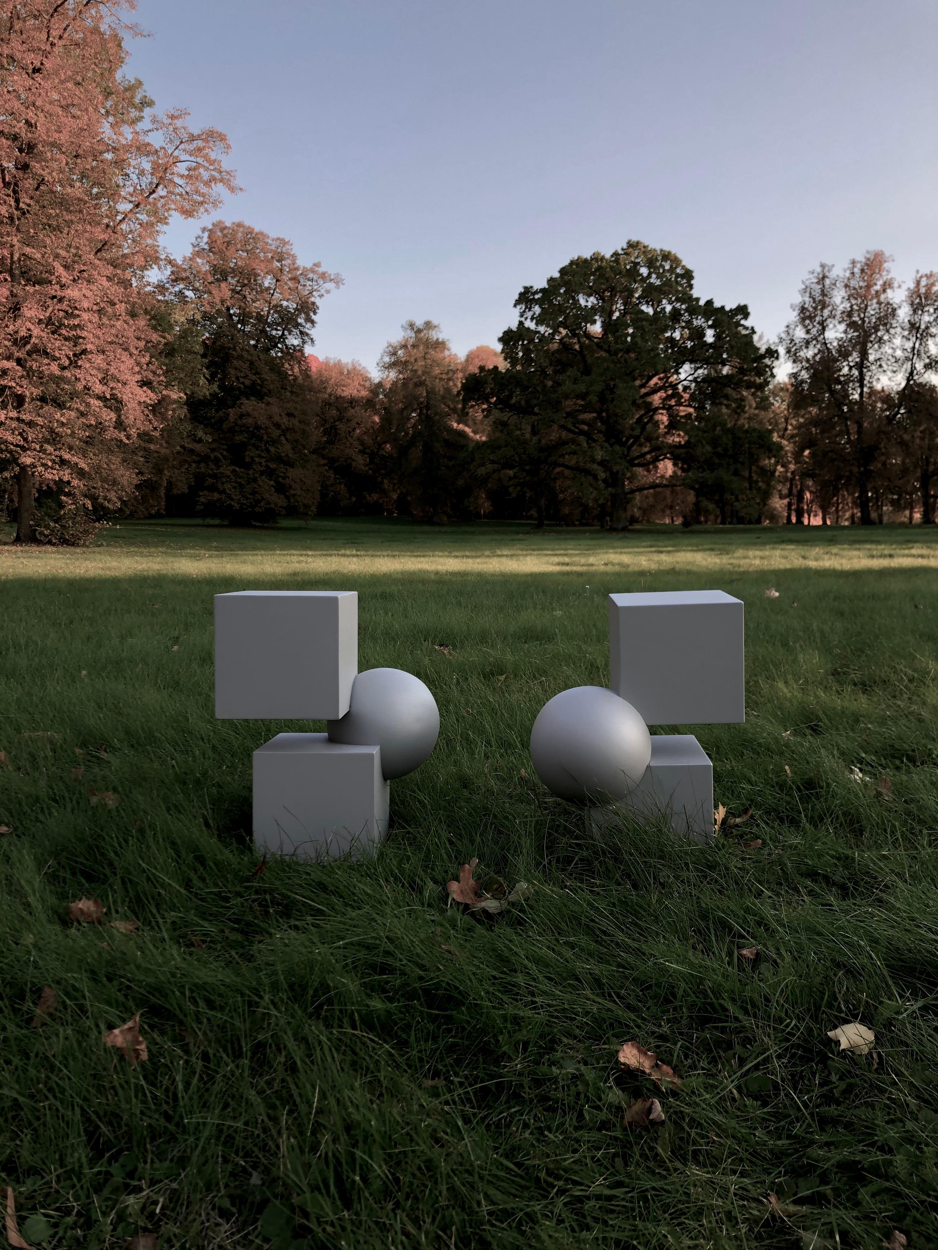 Table d'appoint minimaliste « Cube de poésie » grise en vente 1