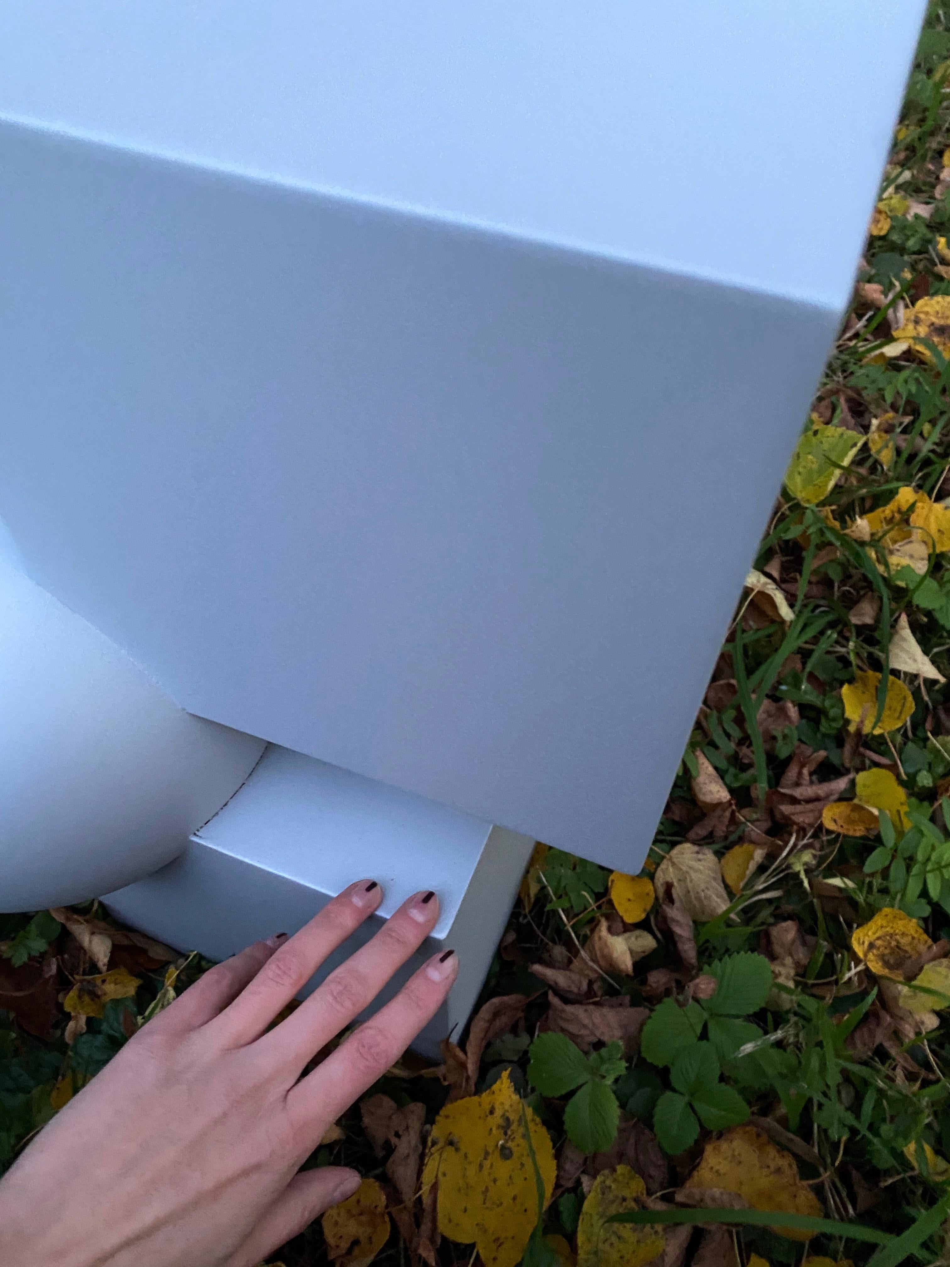 Table d'appoint minimaliste « Cube de poésie » grise en vente 5