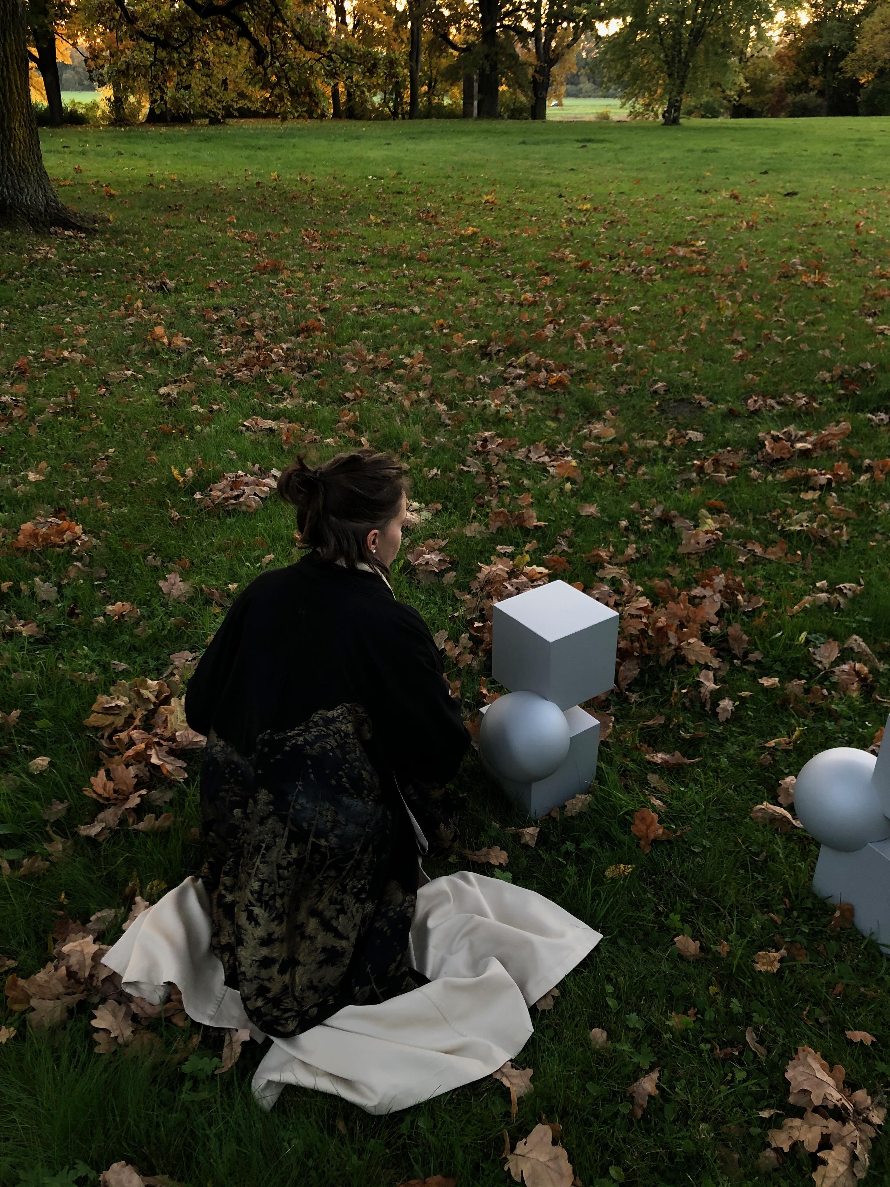 Baltique Table d'appoint minimaliste « Cube de poésie » grise en vente
