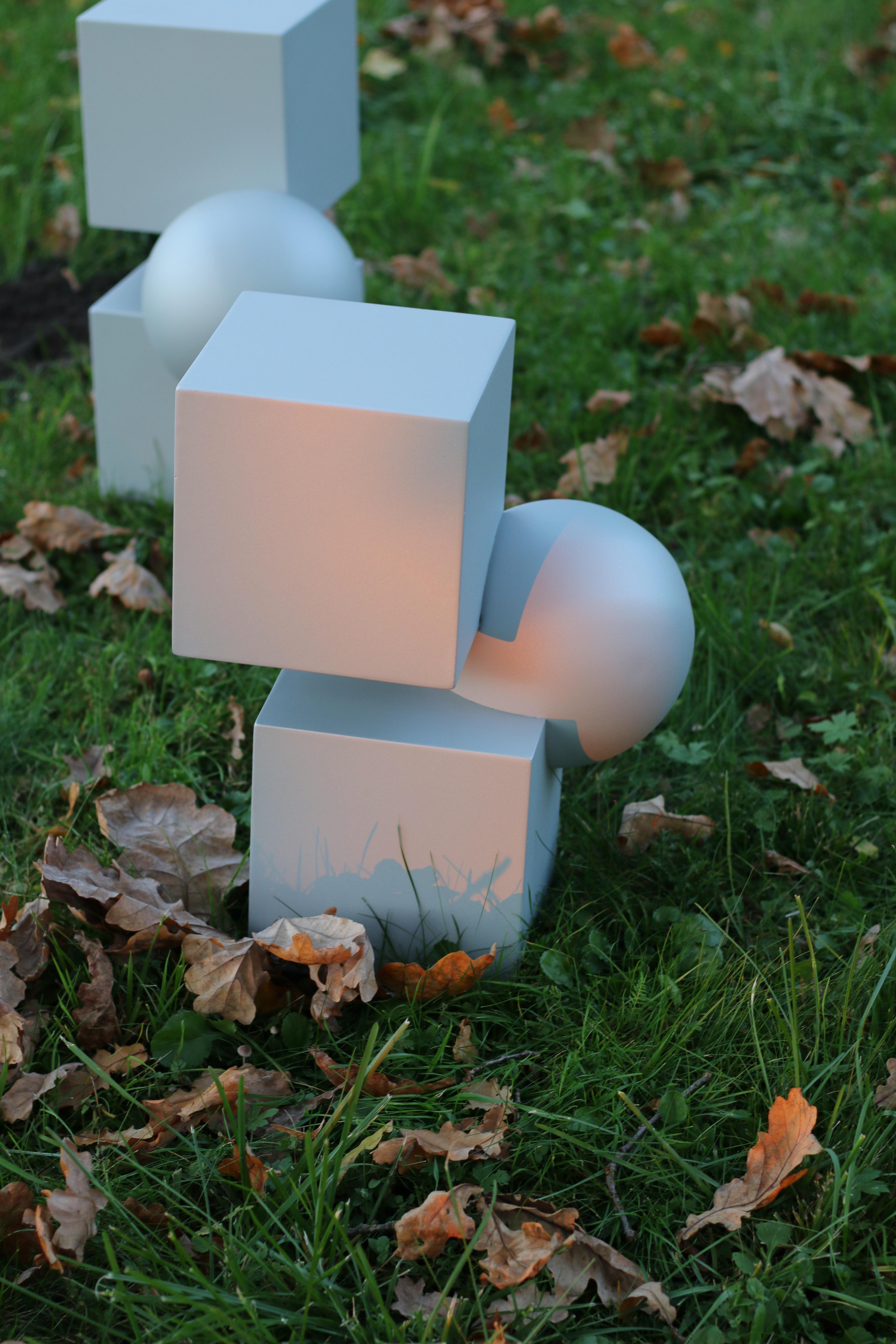 Table d'appoint minimaliste « Cube de poésie » grise Excellent état - En vente à Riga, LV