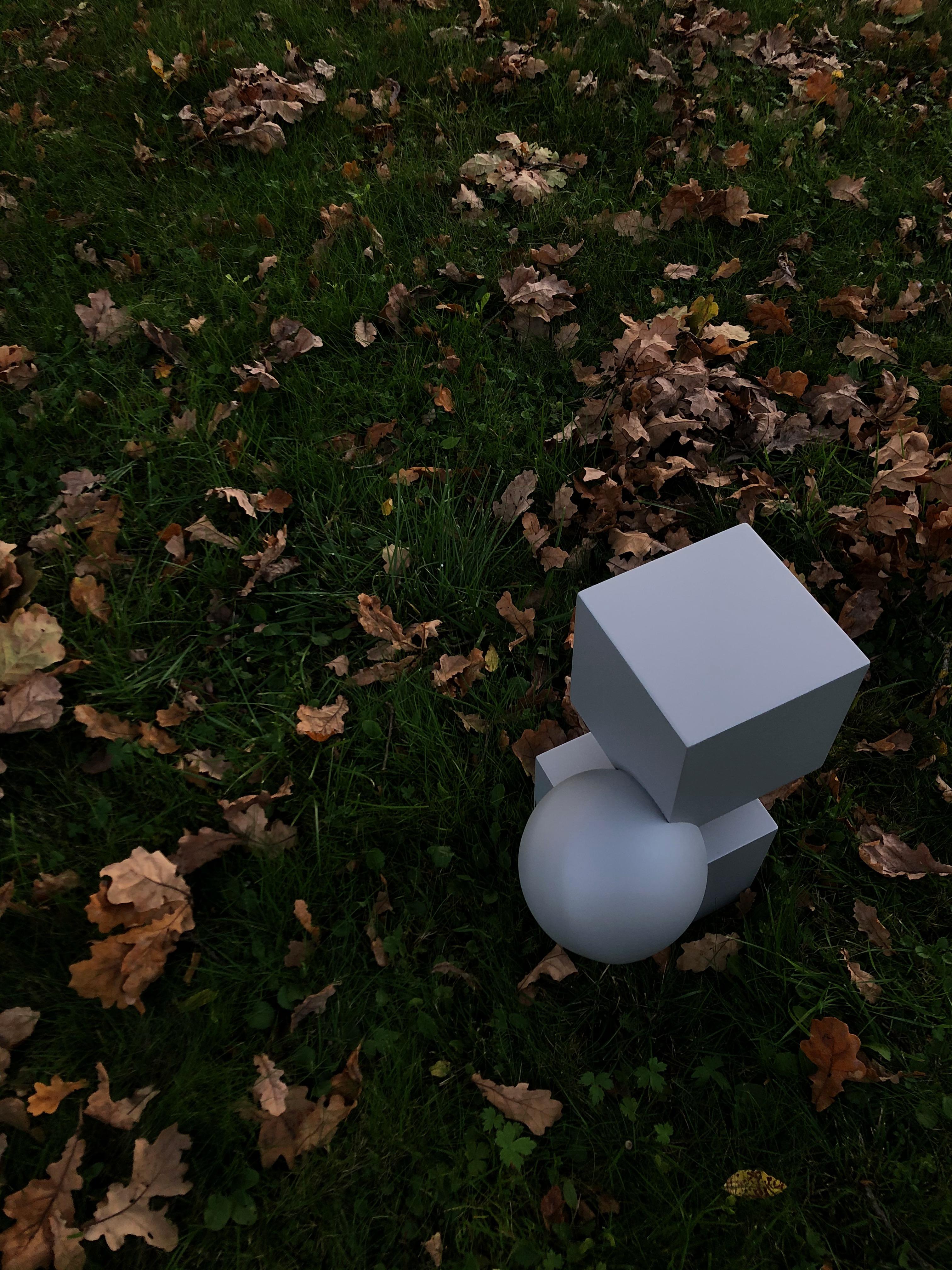 XXIe siècle et contemporain Table d'appoint minimaliste « Cube de poésie » grise en vente