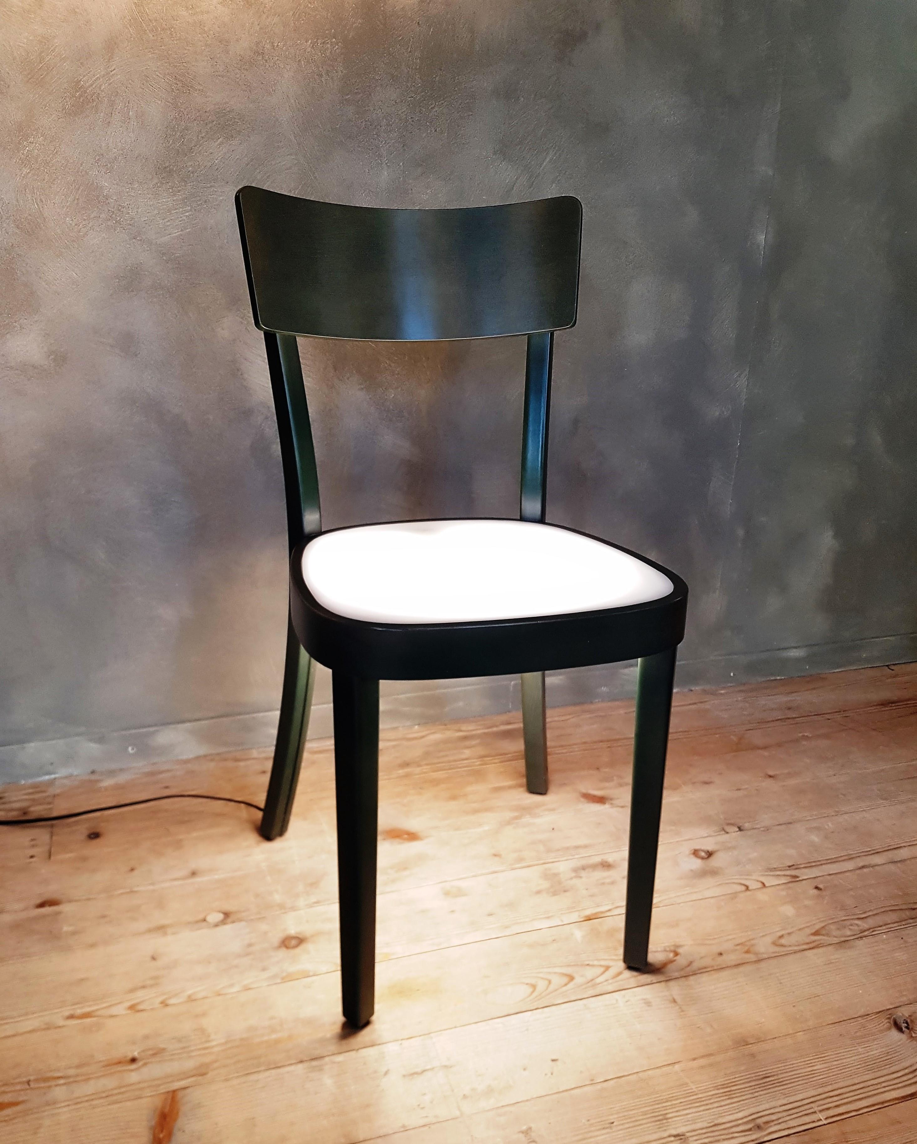 The traditional Swiss company Horgen-Glarus has been producing the Classic 1-380 chair since 1918.

Not only has the Classic been part of the Horgen-Glarus program for almost 100 years, it has set standards and is therefore classics classic. It