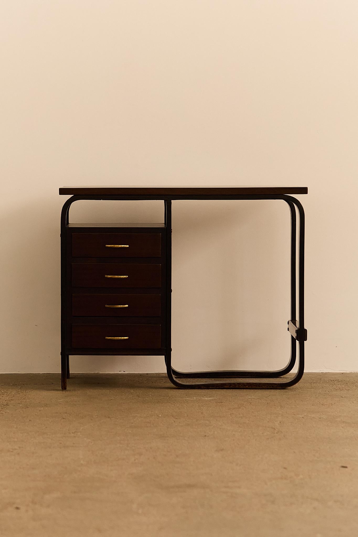 Escritorio compacto de madera teñida con patas laminadas curvadas y detalles estructurales, con cuatro cajones con tiradores de latón. Una pieza funcional y elegante con influencias del modernismo temprano, probablemente procedente de un encargo