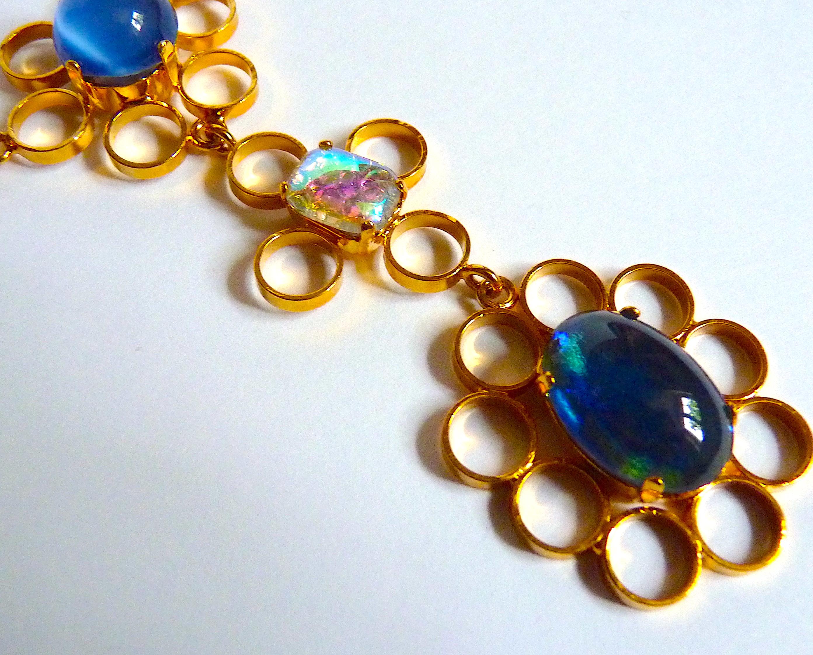 POGGI PARIS Halskette, himmelblaue und tiefblaue Steine und goldfarbene Metallkette, Vintage aus den 1980er Jahren
Signiert POGGI PARIS in der Nähe der Schließe

ZUSTAND : Ausgezeichneter Vintage By Zustand !

Maße: Gesamtlänge ca. 40 cm

Ein tolles