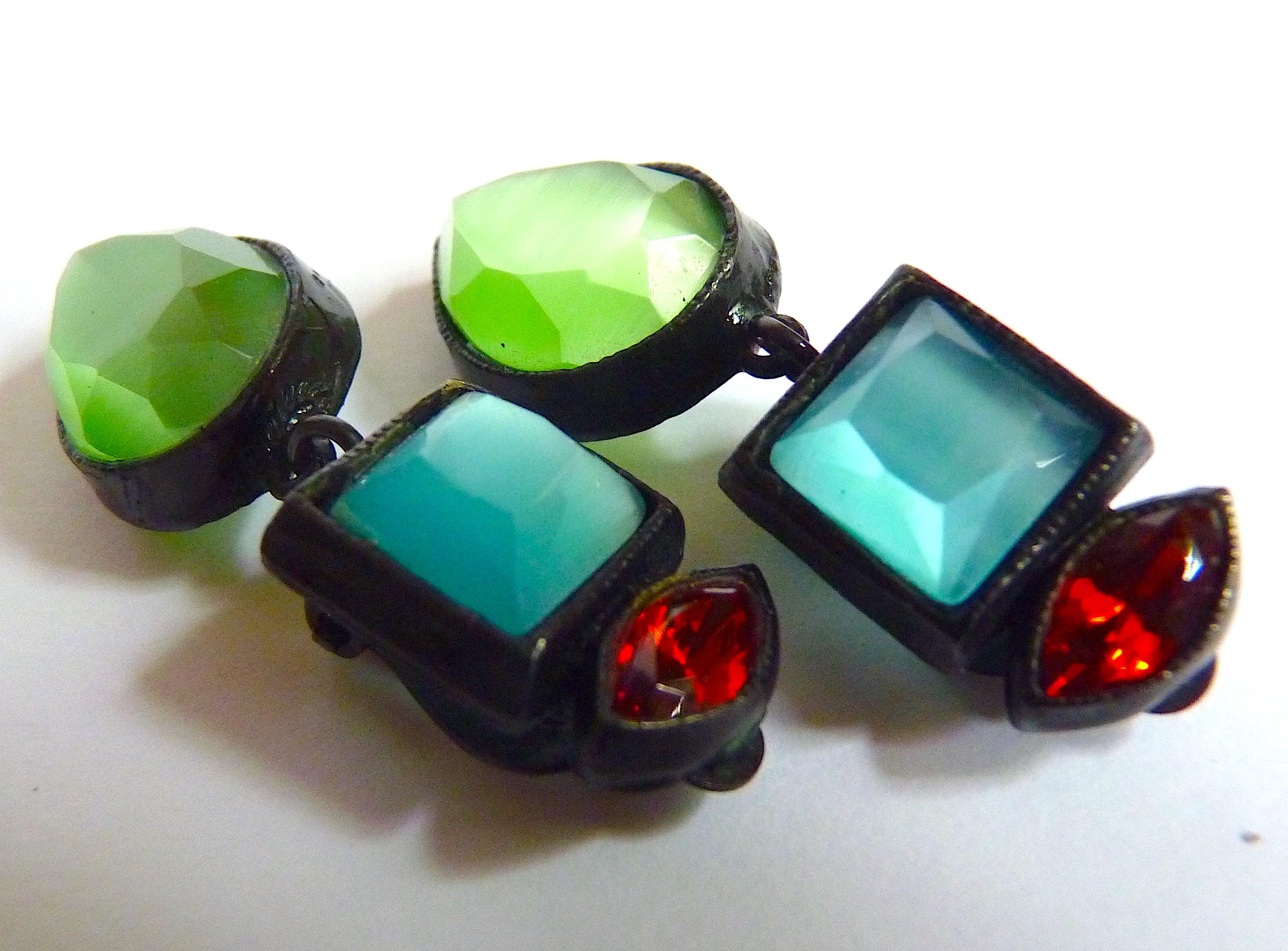 Poggi Paris Dangle Earrings, Gunmetal Metal and Green, Blue, Red Glass Stones, Vintage from the 1980's.
Signed at back Poggi Paris 
Condition : Excellent condition ! Ready to gift !
Measurements : 5 X 1.5 cm

An amazing Gift for Her and any Vintage