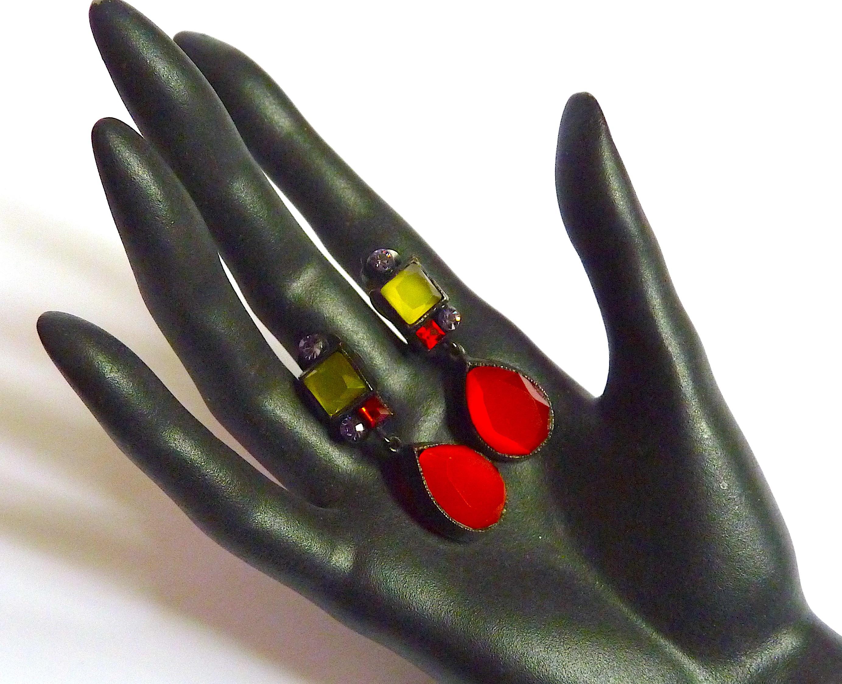 Poggi Paris Ohrringe, Rotguss Metall und rote, grüne Glassteine, Vintage aus den 1980er Jahren.
Signiert auf der Rückseite Poggi Paris 
Condit : Ausgezeichneter Zustand ! Bereit zum Verschenken!
Abmessungen: 5 x 1,5 cm

Ein erstaunliches Geschenk
