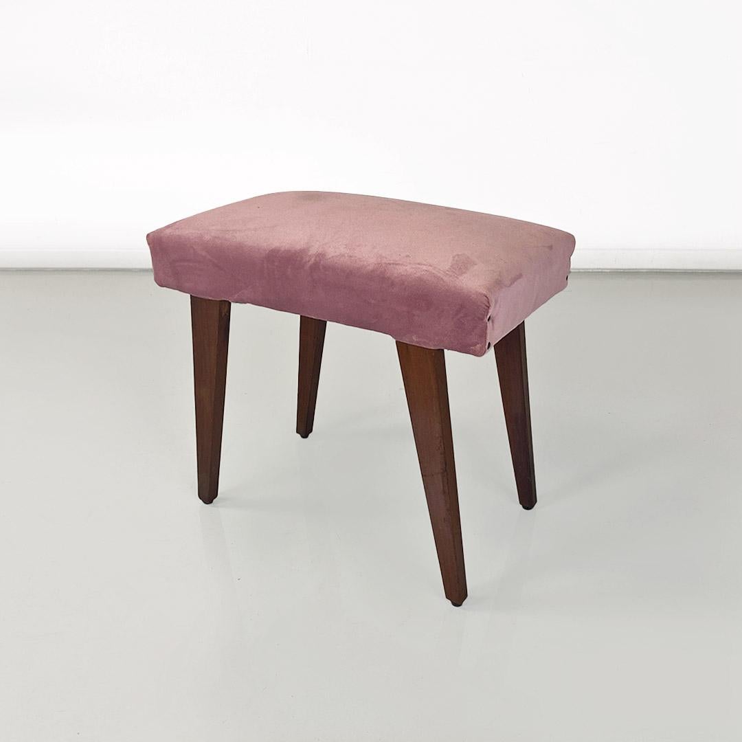 Italienischer moderner antiker Hocker oder Pouf, Holz und rosa Samt, um 1960. (Moderne der Mitte des Jahrhunderts) im Angebot