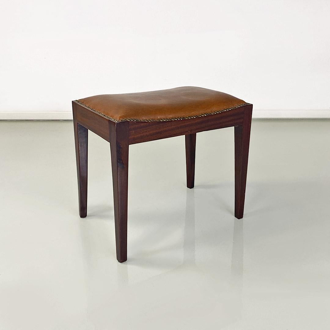 Italienischer Hocker oder Pouf aus Leder und Holz mit Nieten, 1960er Jahre (Mitte des 20. Jahrhunderts) im Angebot