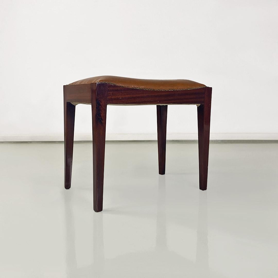 Italienischer Hocker oder Pouf aus Leder und Holz mit Nieten, 1960er Jahre im Angebot 1