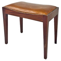 Tabouret ou pouf italien moderne du milieu du siècle dernier en cuir et bois avec clous, années 1960