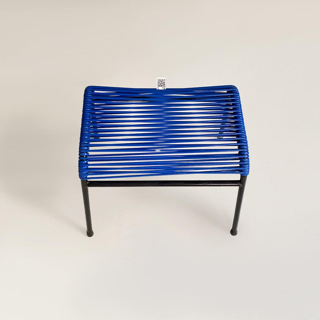 Poggiapiedi o sgabello in plastica blu metallo nero, italiano, metà secolo 1960s In Good Condition For Sale In MIlano, IT