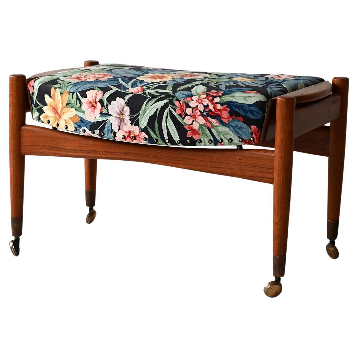 Poggiapiedi scandinavo anni ’50 con tessuto Frank en vente