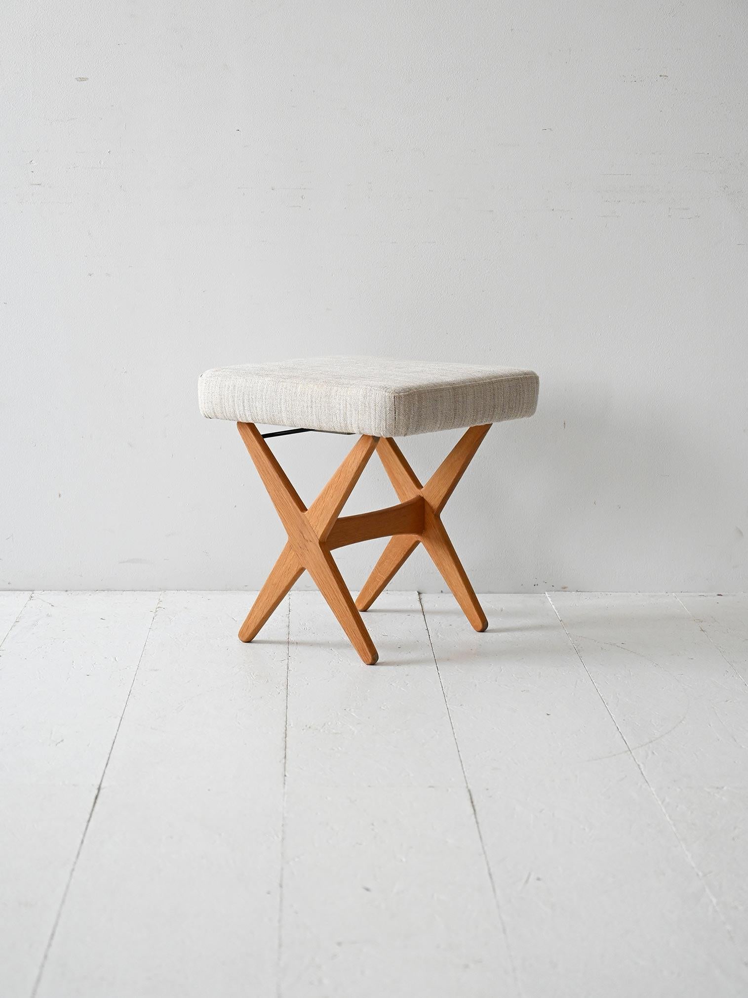 Poggiapiedi vintage scandinavo in rovere, anni ’60 di Alf Svensson, gambe a croce e rivestimento nuovo in tessuto.

Poggiapiedi scandinavo vintage di Alf Svensson realizzato in rovere, con struttura a gambe incrociate leggermente rastremate, tipiche