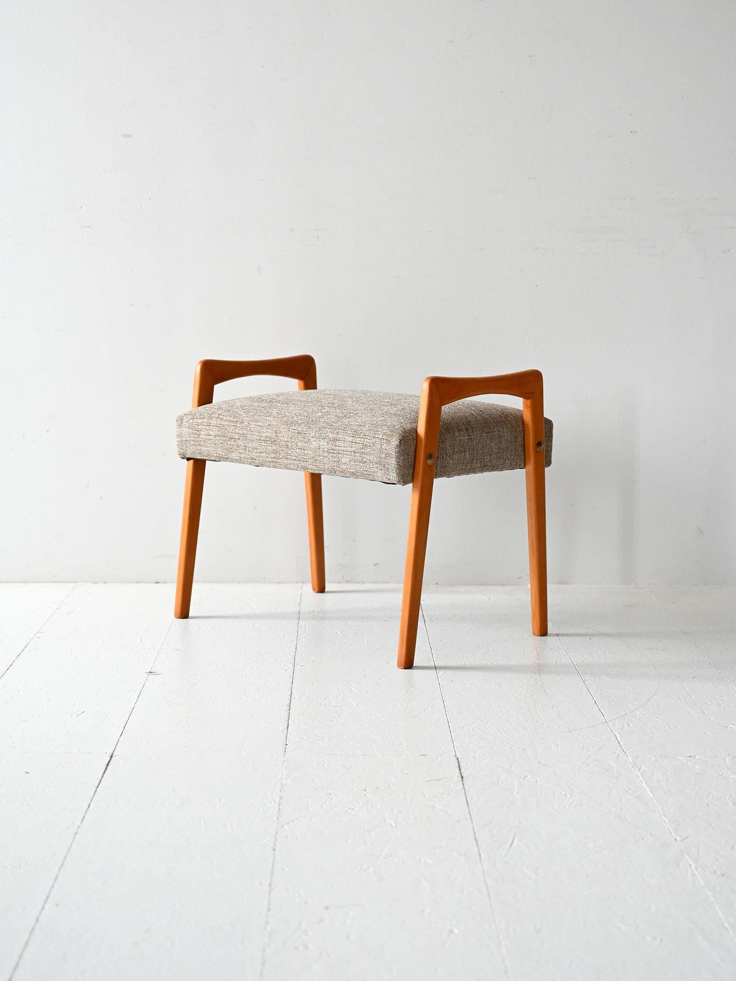 Poggiapiedi scandinavo anni ’60 in rovere massello con dettagli in metallo e nuova tappezzeria in tessuto grigio melange.

Poggiapiedi scandinavo vintage realizzato in rovere massello negli anni ’60, caratterizzato da linee sobrie ed eleganti e da