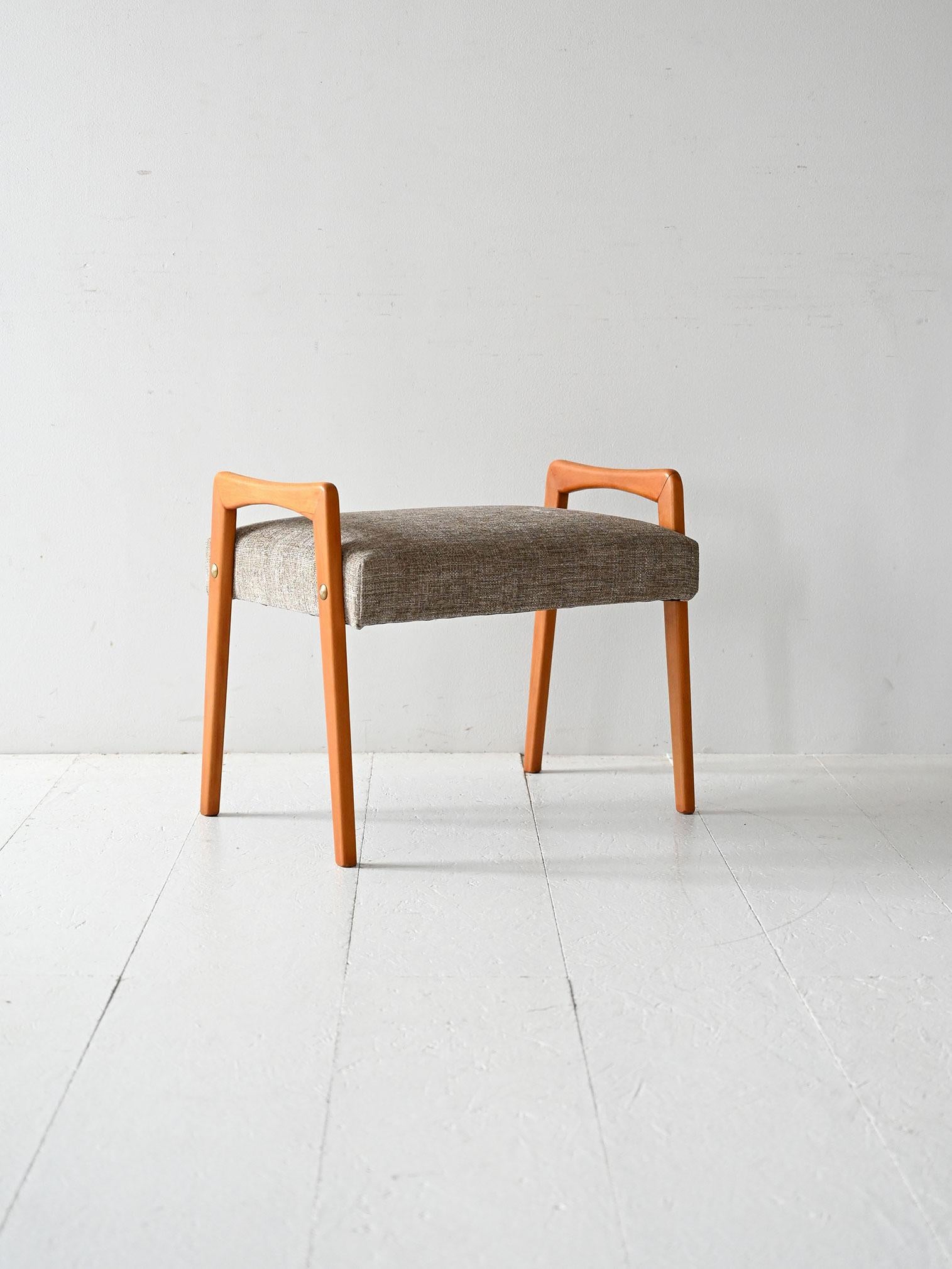 Scandinavo moderno Poggiapiedi scandinavo vintage in rovere con tappezzeria grigia in vendita