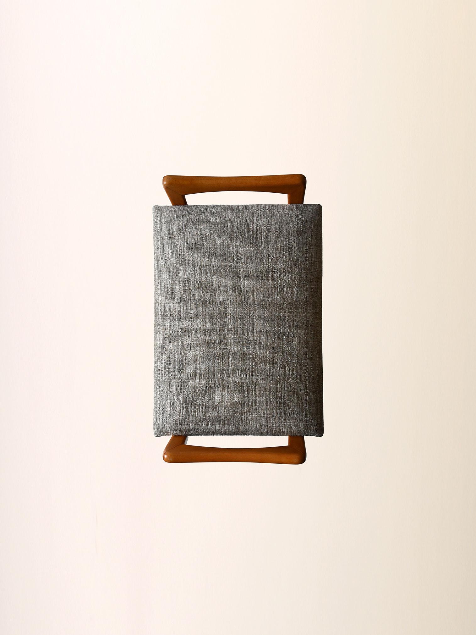 Mid-20th Century Poggiapiedi scandinavo vintage in rovere con tappezzeria grigia in vendita