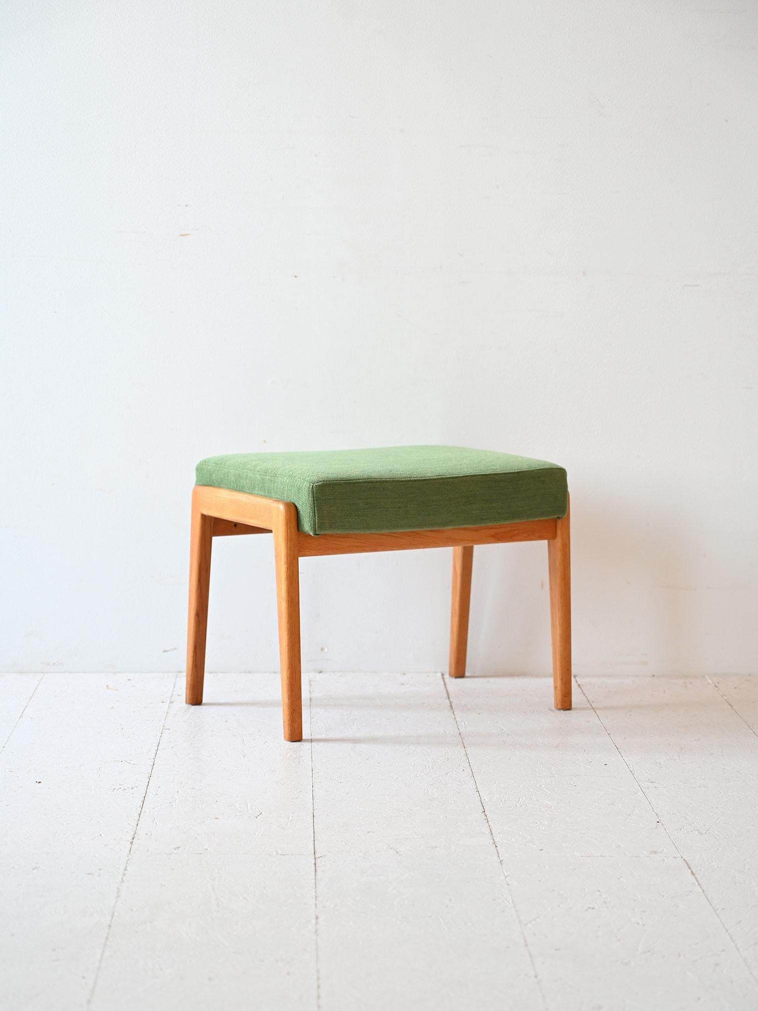 Puf escandinavo de los años 60 con estructura de roble y asiento tapizado en tela verde.

Buen estado. Puede mostrar signos del paso del tiempo. Preste atención a las fotografías.

AE1435