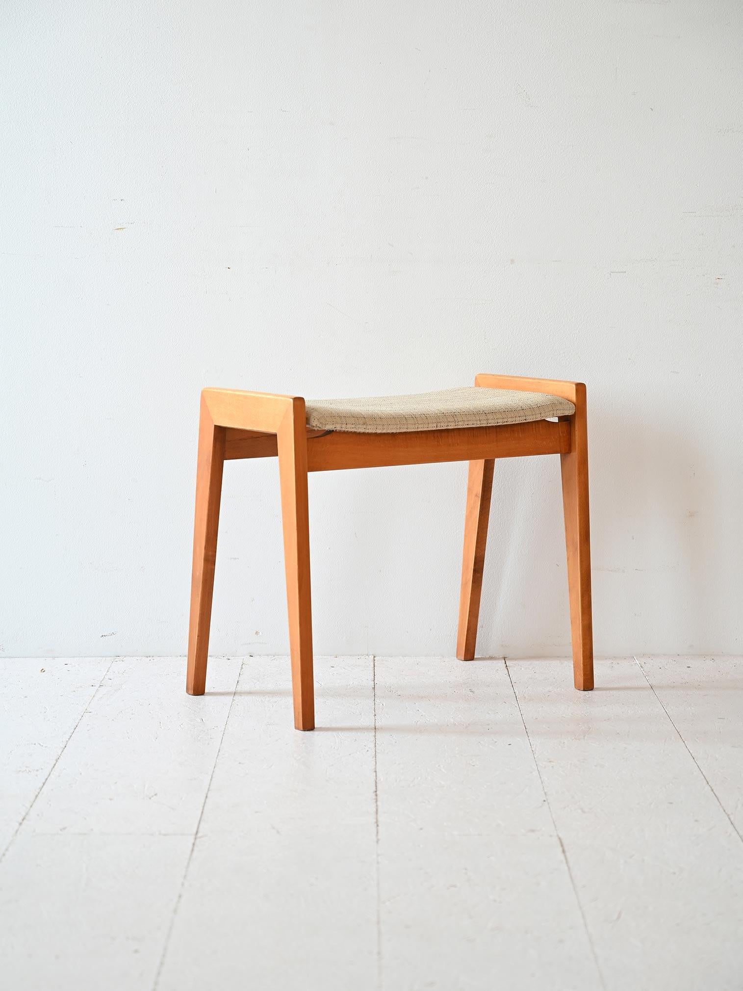 Reposapiés escandinavo con estructura y patas de abedul y asiento ligeramente tapizado. 

Buen estado. Puede mostrar signos del paso del tiempo. Preste atención a las fotografías.

AE931