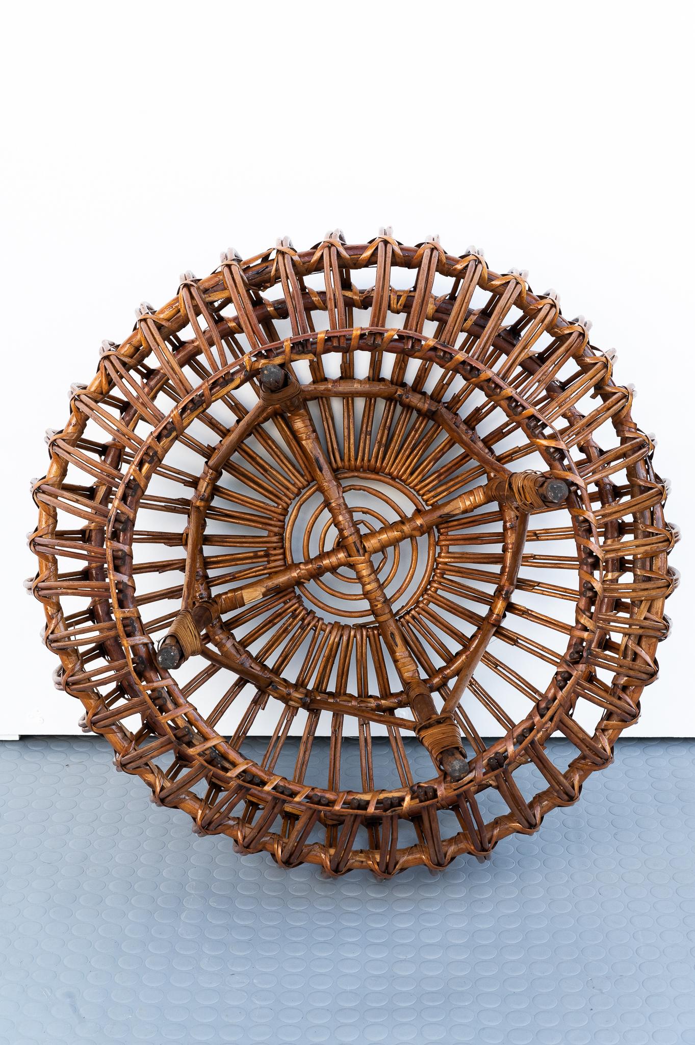 Reposapiés vintage de ratán de Franco Albini, Made in Italy, años 70.
Este puf de ratán y bambú puede utilizarse como mesa de centro o como reposapiés. Original de los años setenta. Esta pieza es el modelo más grande. Está en perfecto estado, tiene