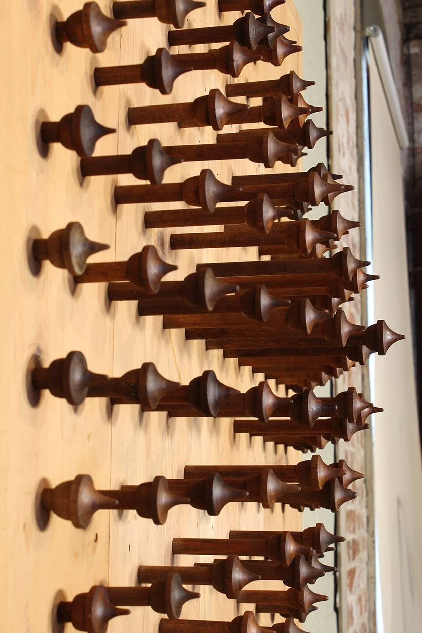„Point of View“ Holzspindel-Textil-Skulptur im Zustand „Starke Gebrauchsspuren“ im Angebot in Oakville, CT