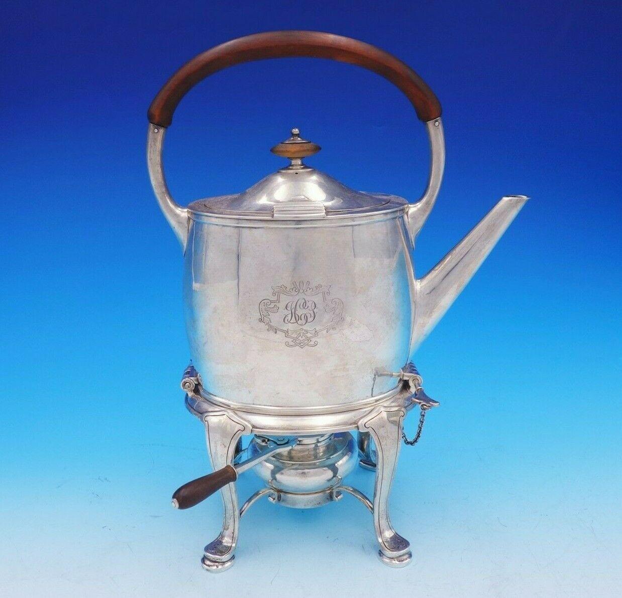 Extremo puntiagudo de Arthur Stone

Maravilloso juego de té de 6 piezas de plata de ley de Arthur Stone Arts & Crafts circa 1901-1937 en MA. Presenta asas de madera tallada y detalles de madera en los remates. Este juego incluye:

1 - Hervidor sobre