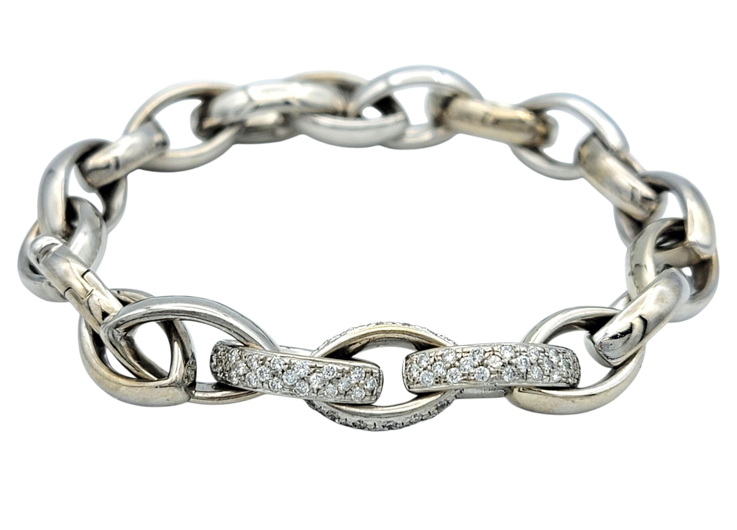 Elaborada en lujoso oro blanco de 18 quilates, esta pulsera contemporánea presenta una secuencia de eslabones puntiagudos y esculturales que se entrelazan para formar una silueta atrevida y vanguardista. El elegante acabado pulido del oro y los