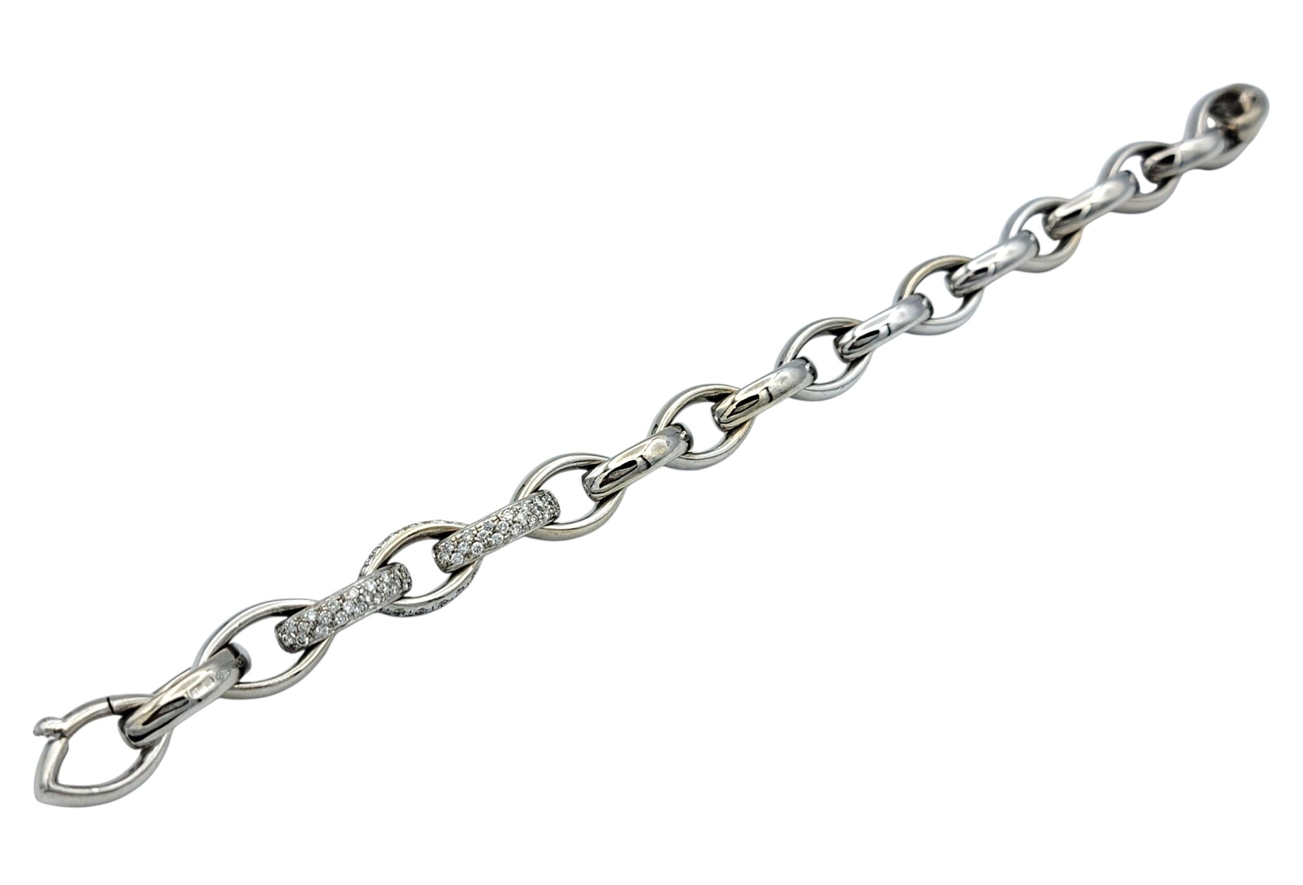 Pulsera de eslabones puntiagudos con pavé de diamantes en oro blanco pulido de 18 quilates Corte redondo en venta