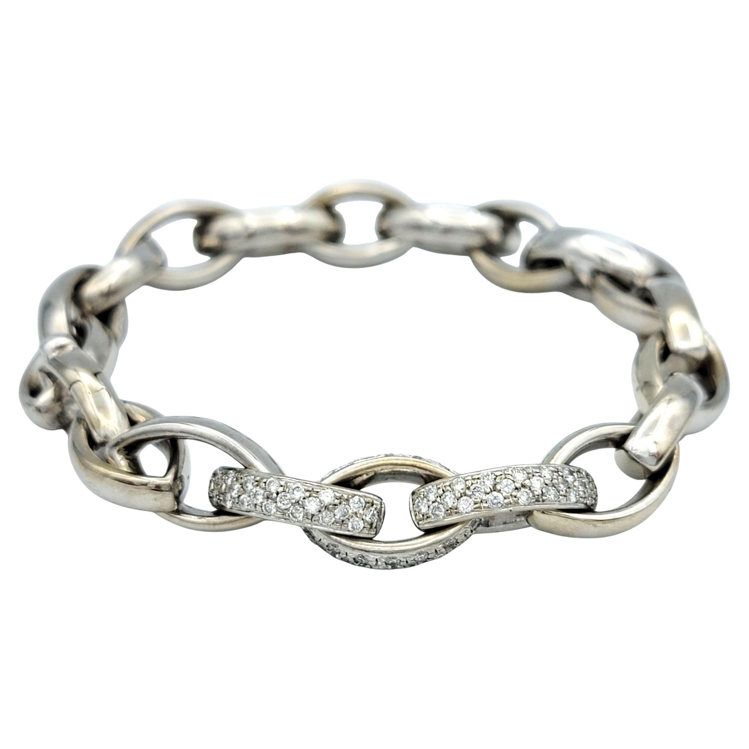 Pulsera de eslabones puntiagudos con pavé de diamantes en oro blanco pulido de 18 quilates en venta