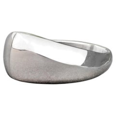 Anello "Pointed Wave" in argento sterling 925 di Leonie Simpson