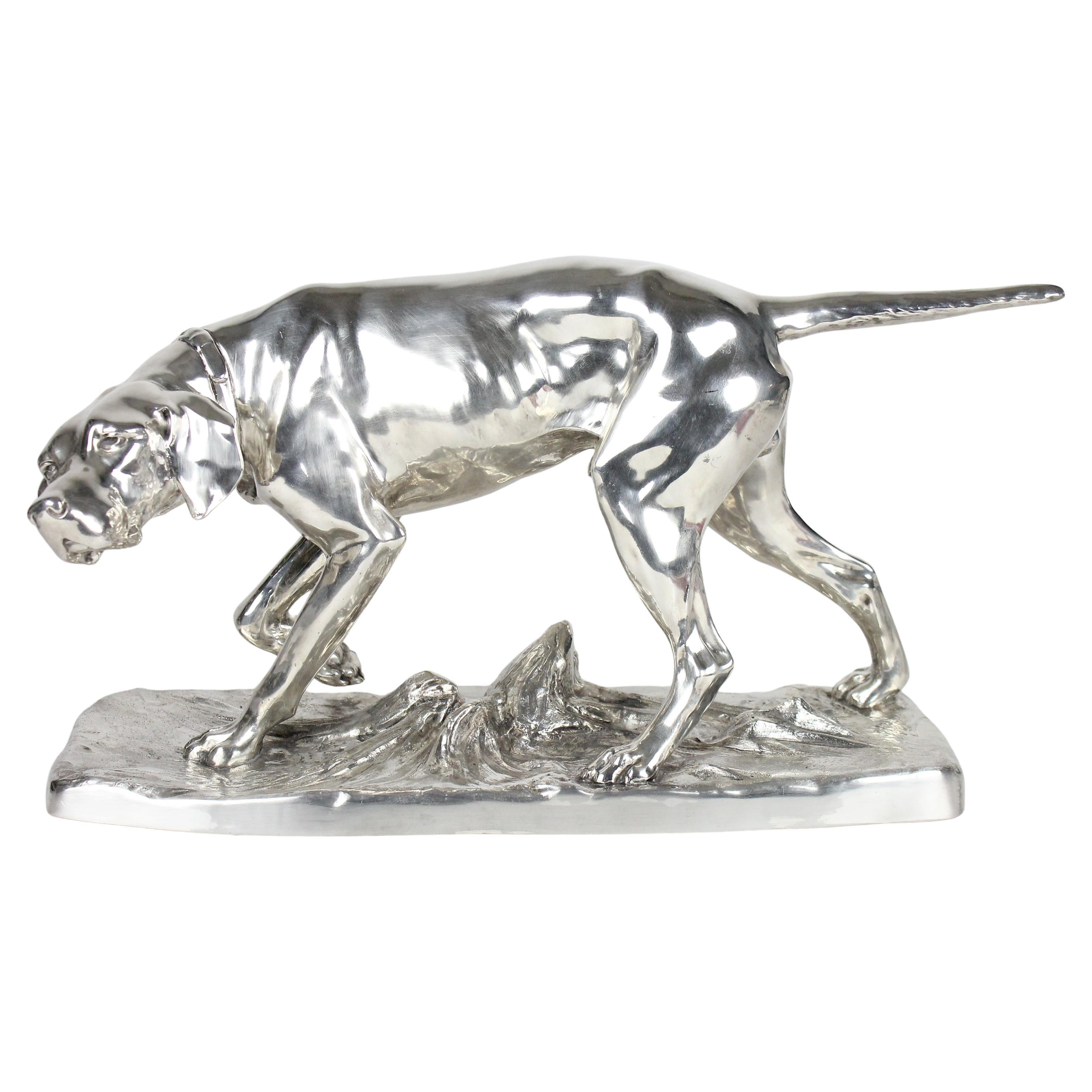 Sorprendente escultura que representa a un perro Pointer.
Diseñado por el artista alemán Wilhelm Zwick y ejecutado por la empresa alemana Kayserzinn.
El estado de esta escultura es realmente bueno. Sólo algunas marcas y pequeños arañazos. ¡Ningún