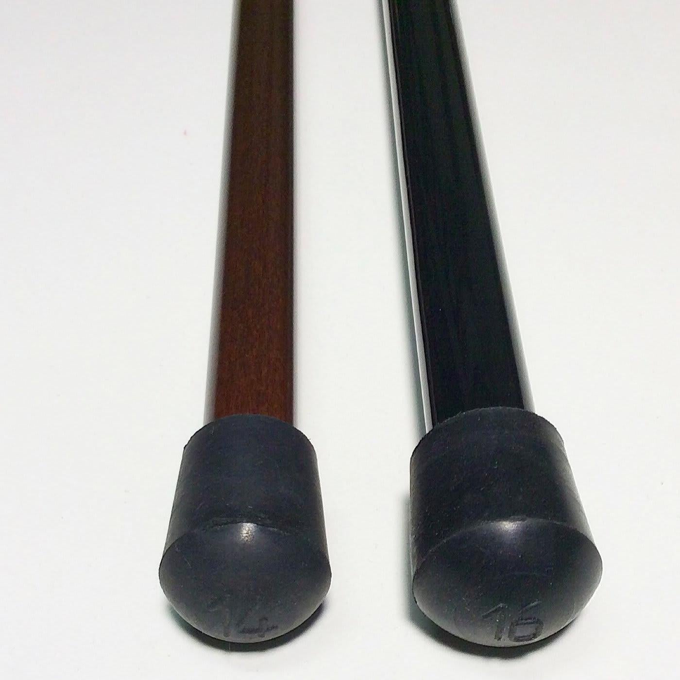 An elegant sterling silver handle in the shape of a pointer's head characterizes this refined, collectible cane that is not suitable for support. The conical black-lacquered shaft in beechwood (also available in brown) is enriched with a glossy