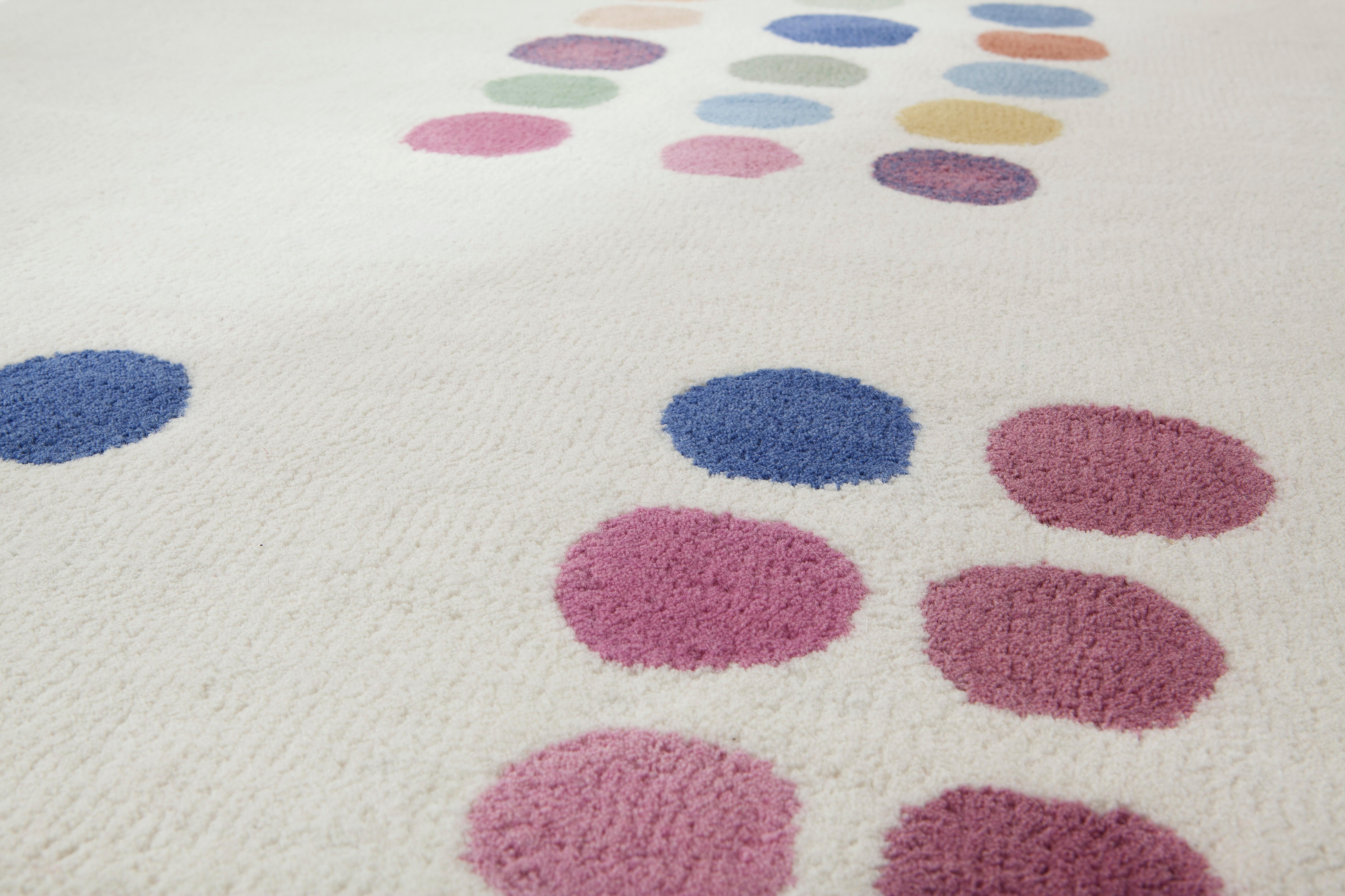 Points Teppich, aus der Nodus 2012 Kollektion, Design von Aoi Huber Kono ist ein handgetufteter Teppich aus Wolle, Florhöhe 100mm
Hergestellt in Indien. Maße: 100 x 350cm.