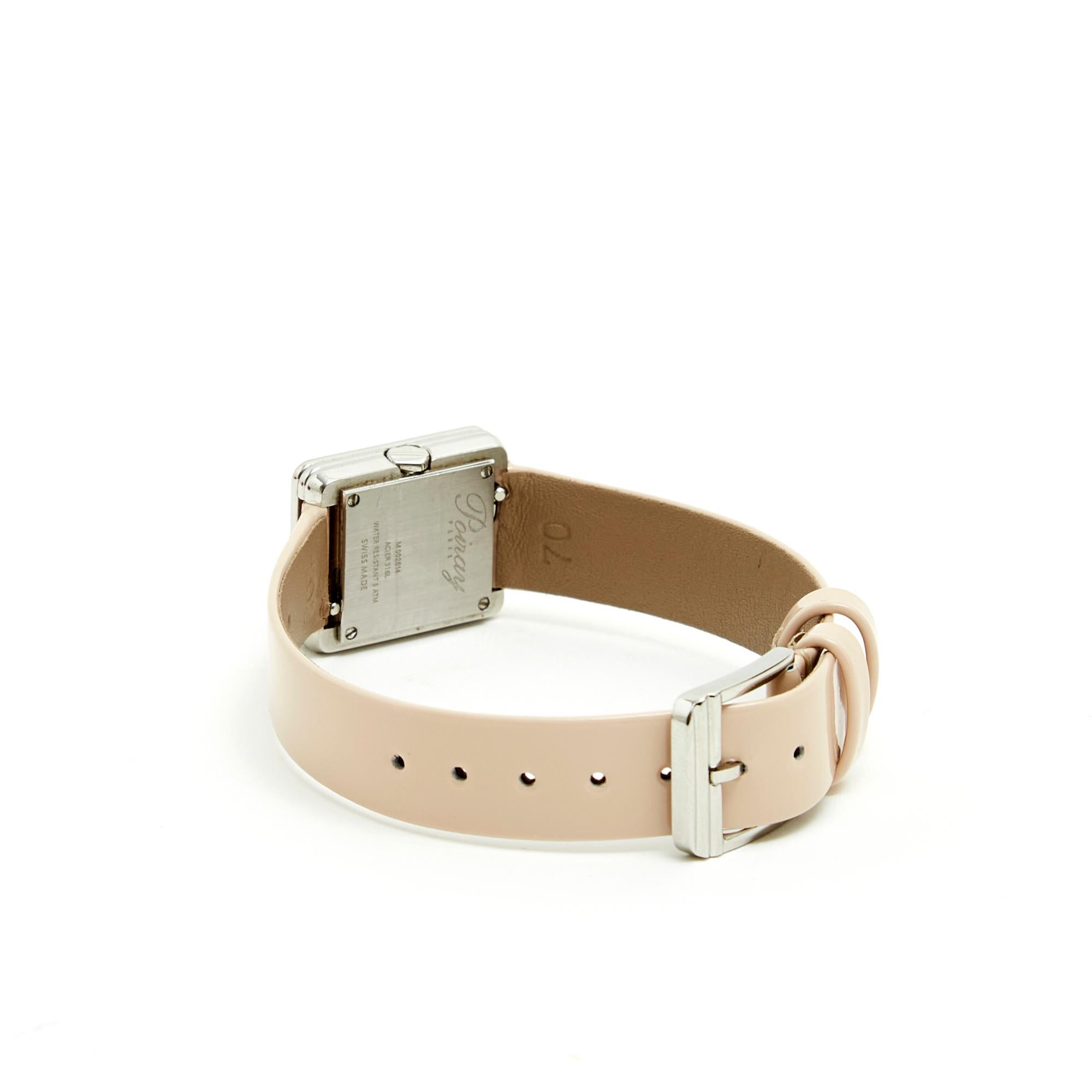 Reloj Poiray Ma Première Mini de acero, movimiento de cuarzo, fondo de la caja de acero estriado, correa de charol nude (colección Verano 2023) con hebilla de acero. Diámetro de 1,8 cm, longitud total del reloj de aproximadamente 20 cm, ajustable de