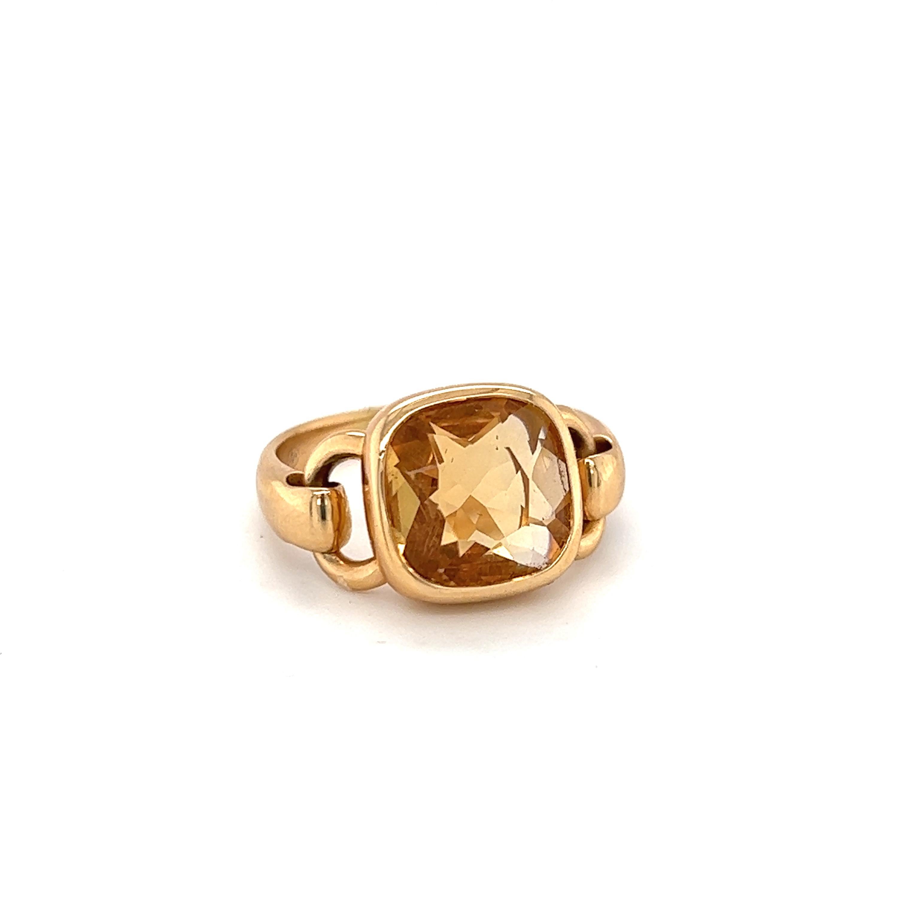 Dieser fein gearbeitete Ring von Poiray aus 18-karätigem Gelbgold zeigt einen leuchtenden, kissenförmigen Citrin mit Facettenschliff. Der Schaft mit Schnalle ist flexibel und hat eine bequeme Passform. Ein schlankes Design, das für den täglichen