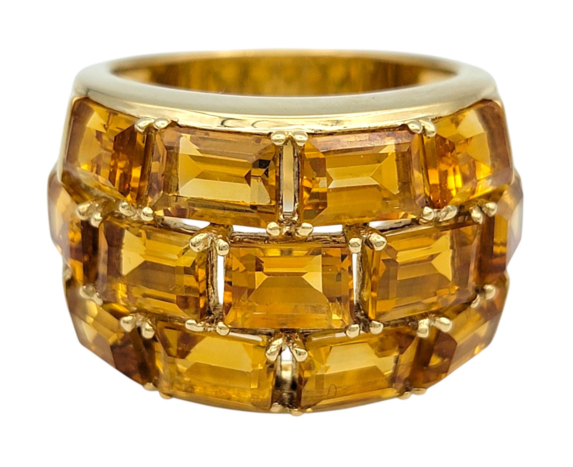 Ringgröße: 7

Dieser kuppelförmige Ring von Poiray zeigt ein auffälliges Trio von Reihen, die mit reichhaltigen Citrin-Quarzsteinen besetzt sind. Dreizehn Zitrine im Smaragdschliff sind nahtlos aneinandergereiht und bieten mit ihrem orangefarbenen