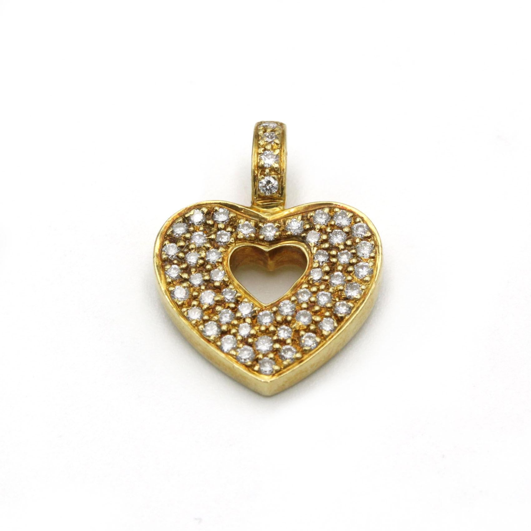 Elegante e senza tempo, questo pendente a forma di cuore di Poiray è realizzato in lussuoso oro giallo 18 carati (750‰) e incastonato con 53 diamanti taglio brillante, per un totale di circa 0,60 carati. Questo ciondolo, un pezzo forte dell'alta