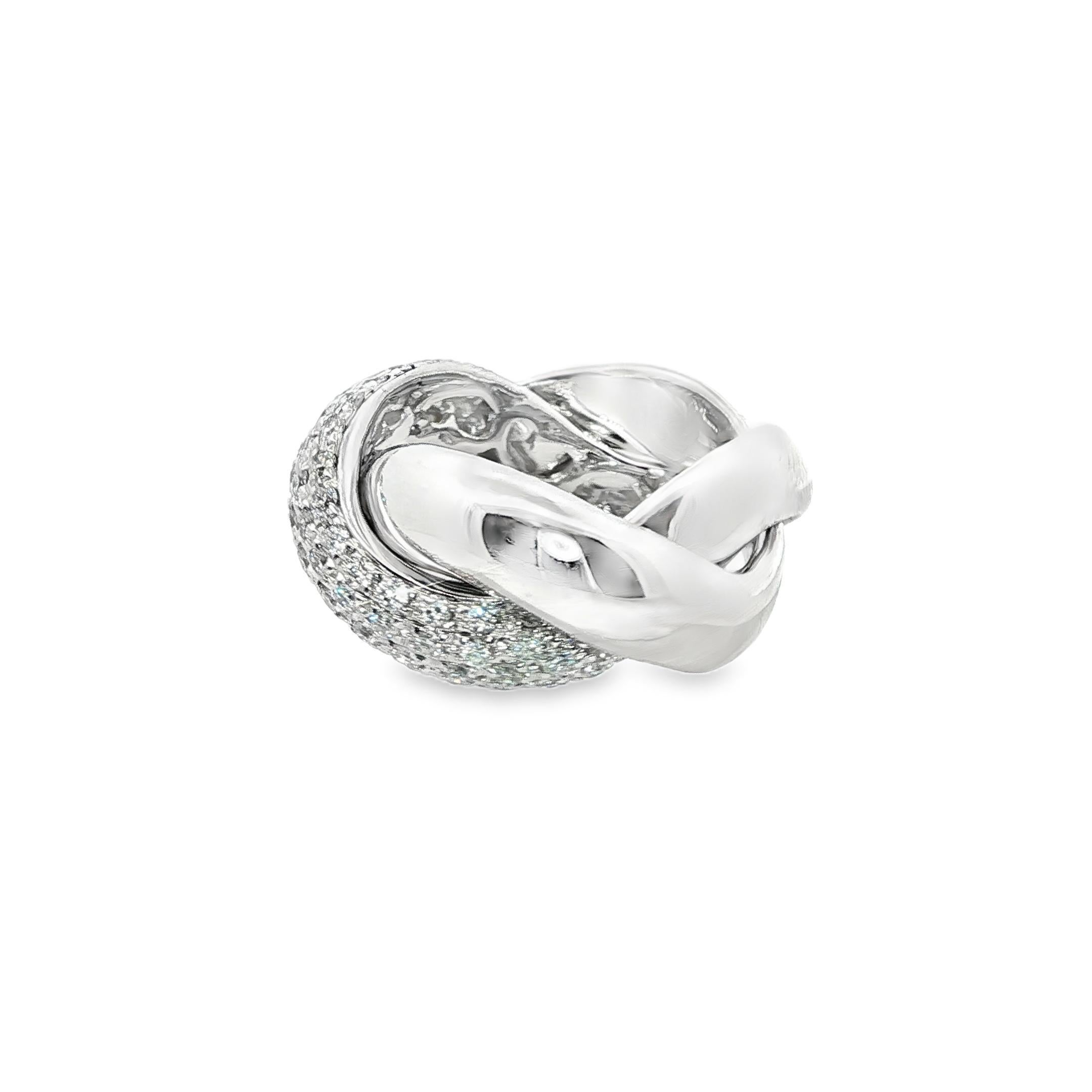 Une lueur liée au silence.

Des ateliers de Poiray sort une bague qui parle en courbes et en lumière. Fabriqué en 2020 à partir d'or blanc 18 carats poli, son design forme un nœud élégant, à la fois fluide et délibéré, qui évoque la connexion, la