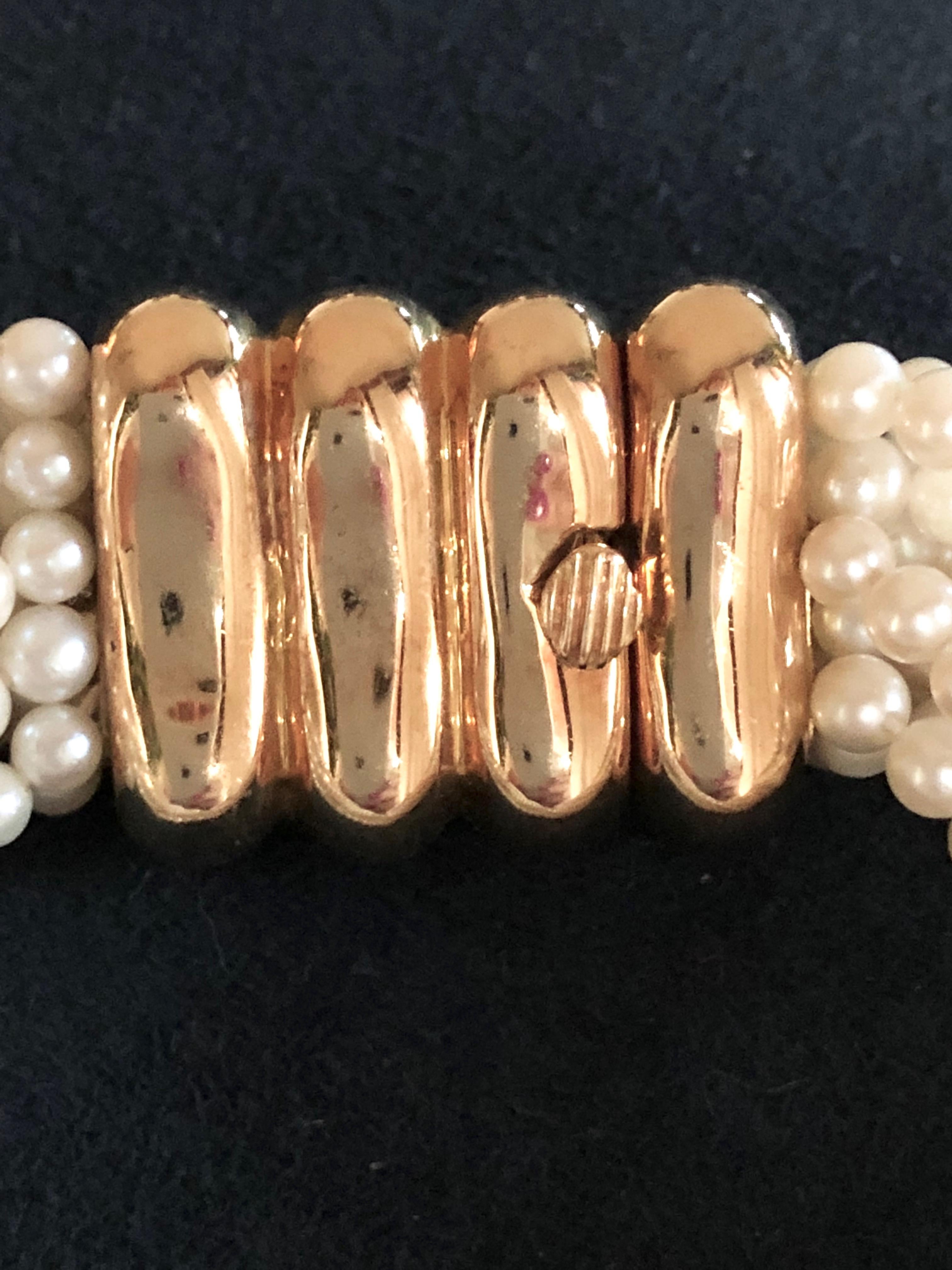 Poiray Bracelet en perles Akoya à plusieurs rangs avec fermoir en or Bon état - En vente à Geneva, CH