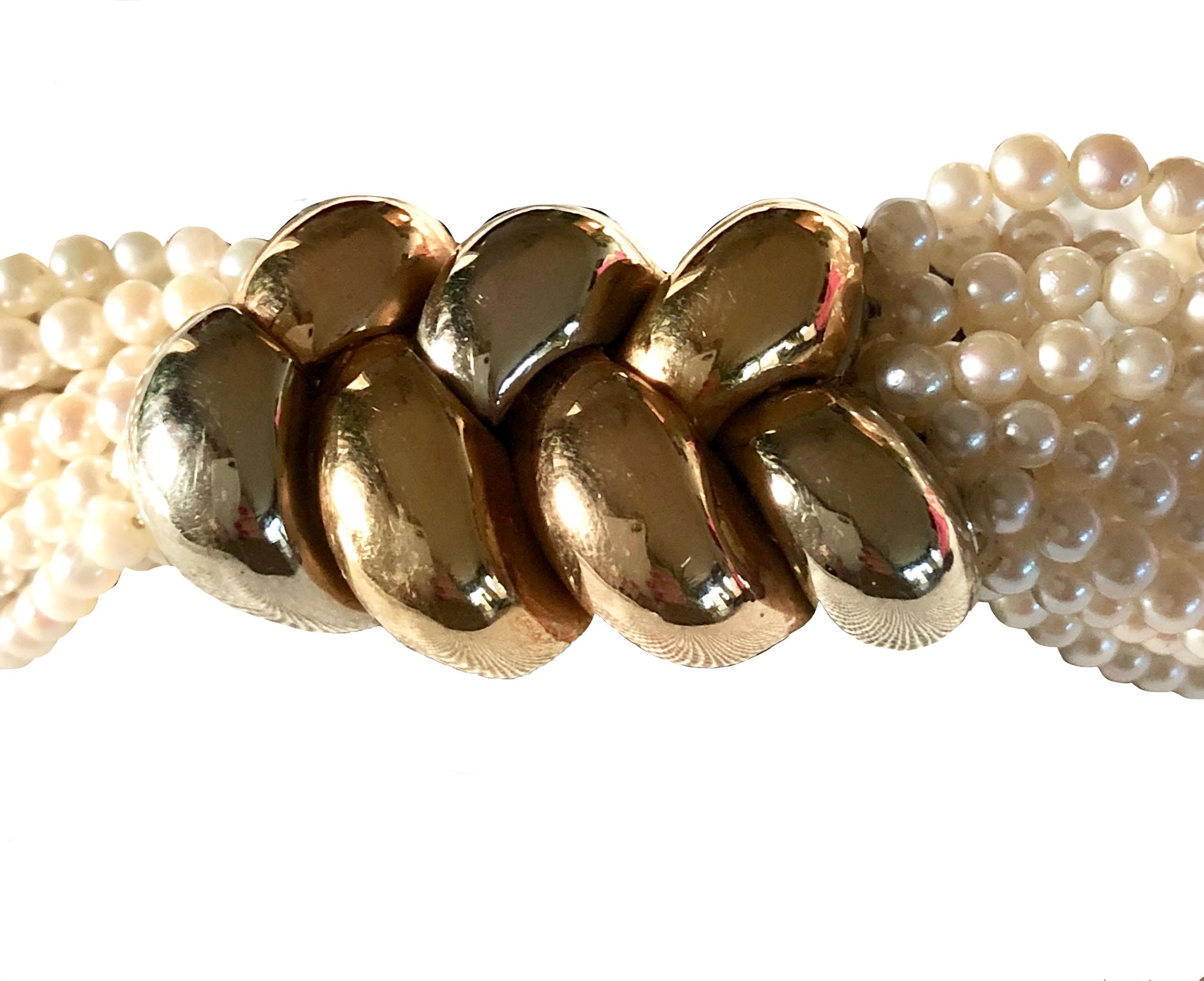 Taglio rotondo Poiray - Collana di perle Akoya a più fili - Chiusura in oro in vendita
