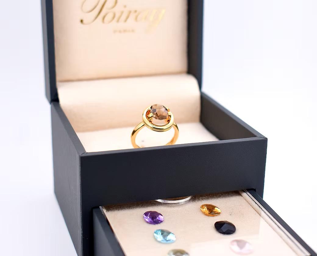 This modern and elegant ring from Poiray's Ma Préférence collection comes with its complete set, including 7 interchangeable stones. Crafted in 18-carat yellow gold (750/1000), this ring allows you to reinvent your style as you wish, thanks to its 7