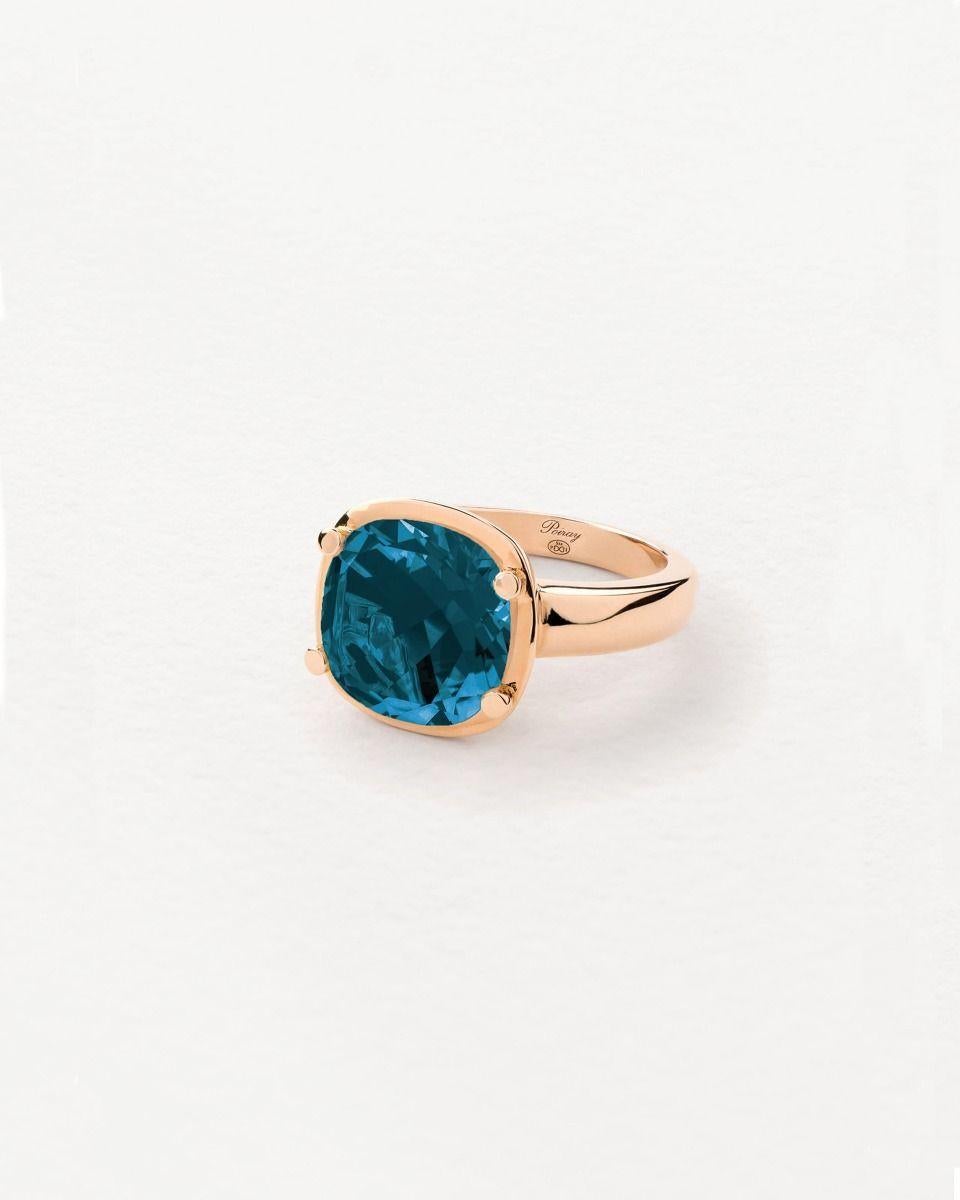 Poiray - Ring Filles Anitk Topaze Blue London Rose Gold 

The Filles Antik ring by Poiray is an elegant and sophisticated piece of jewellery that combines the soft curves of rose gold with the dazzling beauty of Blue London topaz. This fine stone is