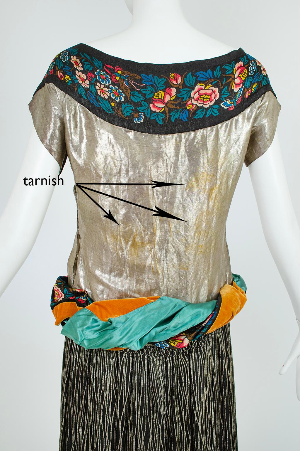 Poiret-inspiriertes Kleid aus bedruckter Seide und Goldlamé mit fallender Rouleau-Taille - S, 1920er Jahre im Angebot 12