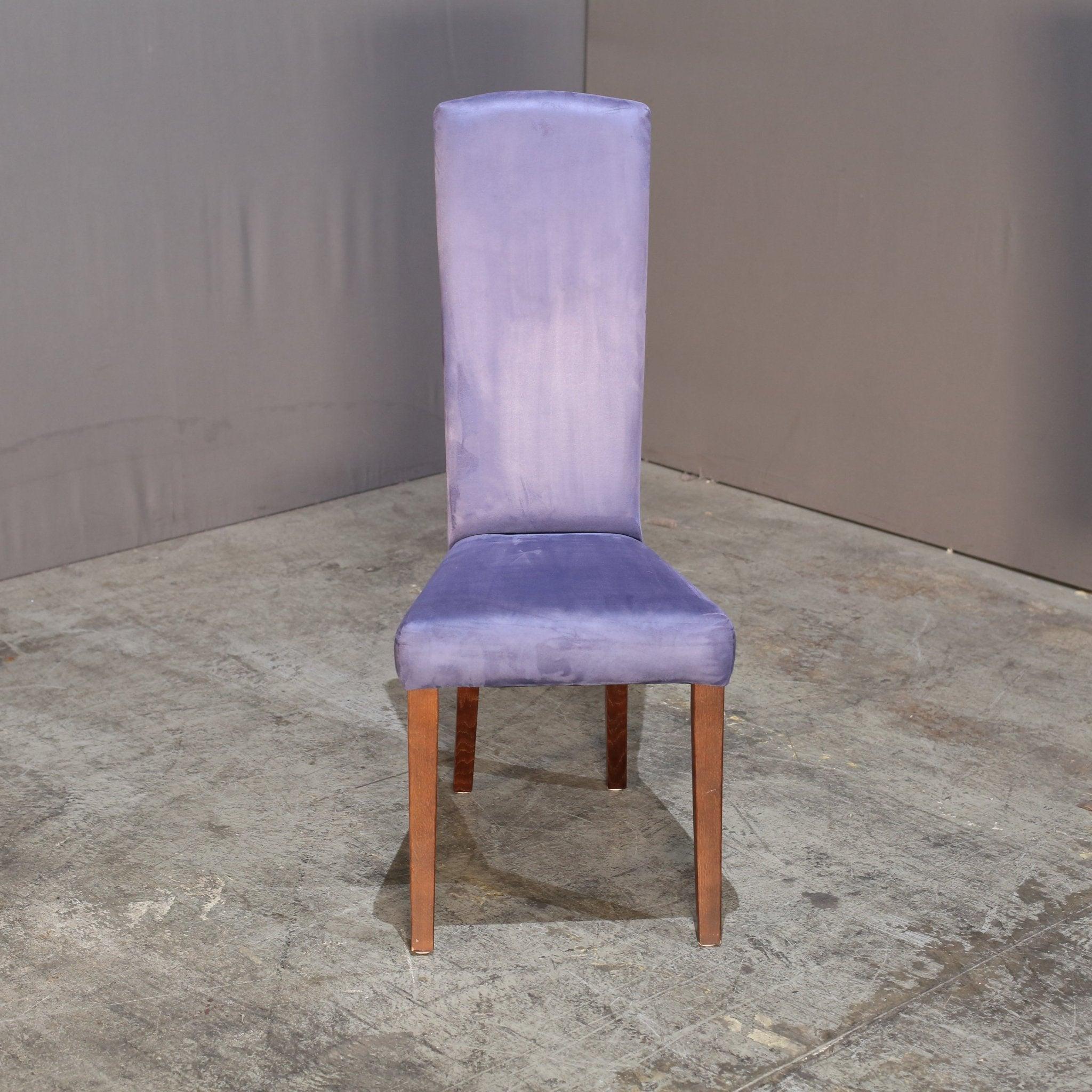 Ti presentiamo la sedia da pranzo Poise di Tom Schneider, un'aggiunta straordinaria a qualsiasi sala da pranzo. Realizzata con la massima attenzione ai dettagli, questa sedia presenta un design elegante e moderno che emana lusso e raffinatezza. Lo