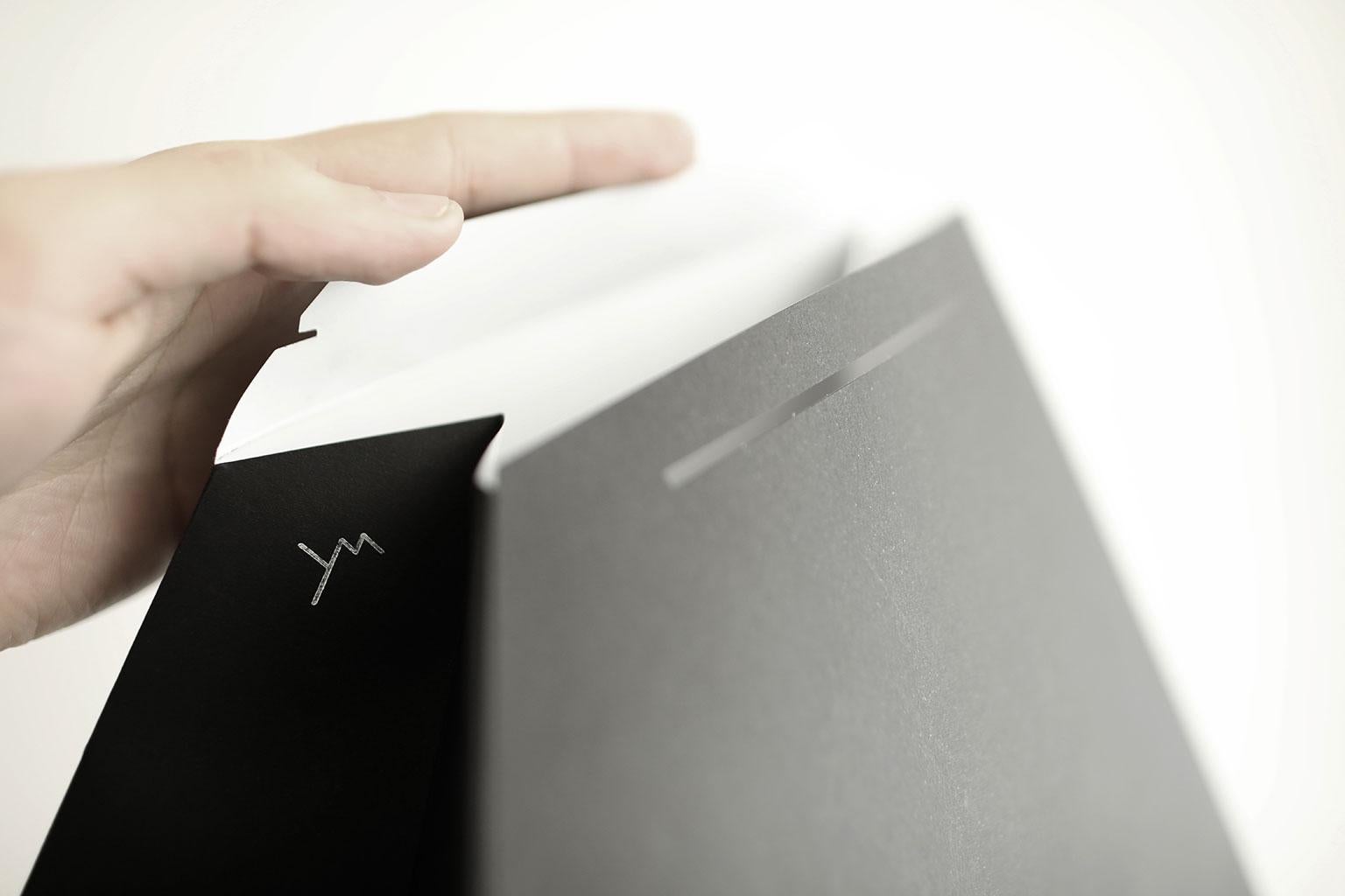 Autre Suspension à double éclairage Poise en papier noir et blanc, YMER&MALTA, France  en vente