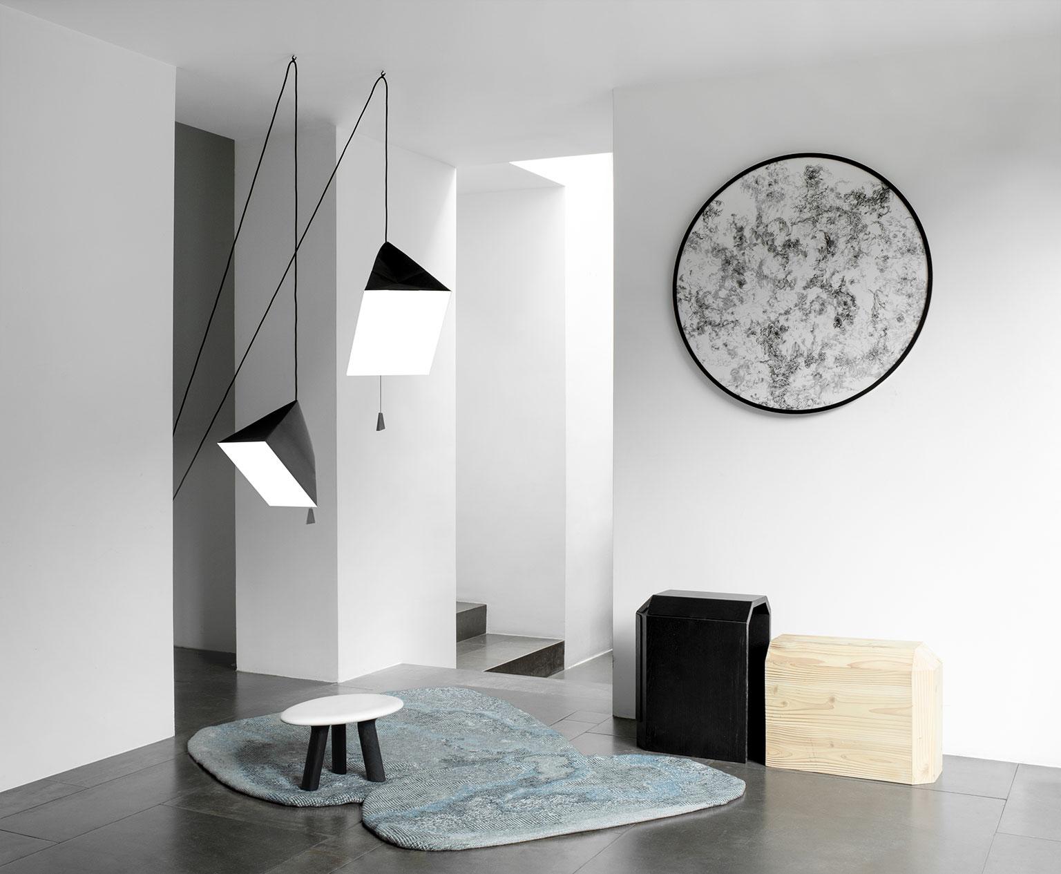 XXIe siècle et contemporain Poise, suspension lumineuse en papier noir et blanc et plomb, S, YMER&MALTA, France en vente