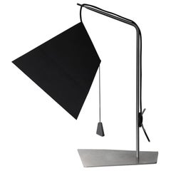 Lampe de bureau Poise en papier noir et blanc, acier inoxydable, YMER&MALTA, France