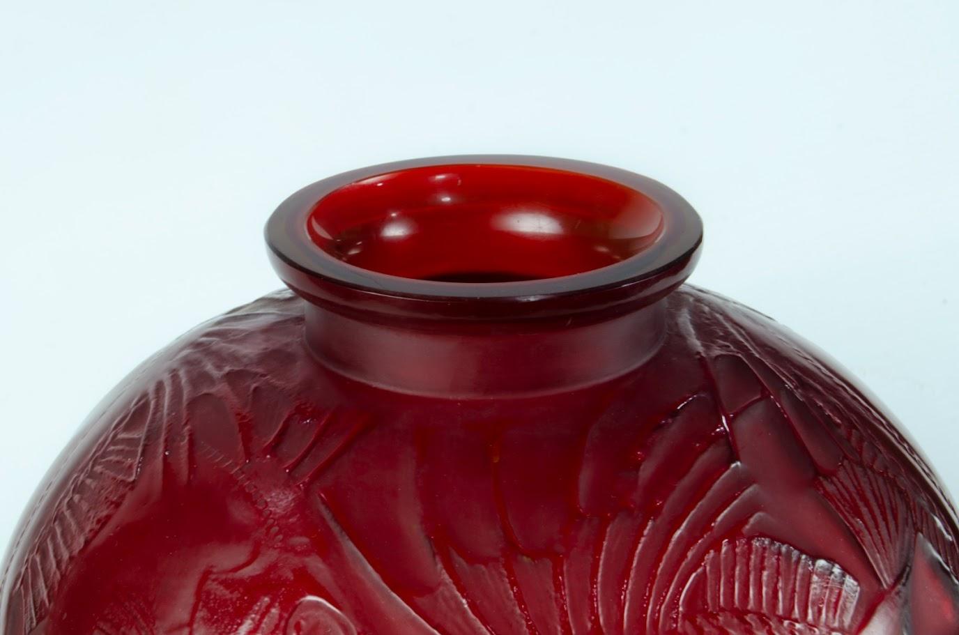 Vaso in vetro Poissons rosso souffle di Lalique, modello 1537. Firmato R. Lalique, Francia.

Libro RENE LALIQUE, di Felix Marcilhac, 1860-1945. Edizione 1989. Parigi. Pagina 422

Francia, CIRCA 1921.