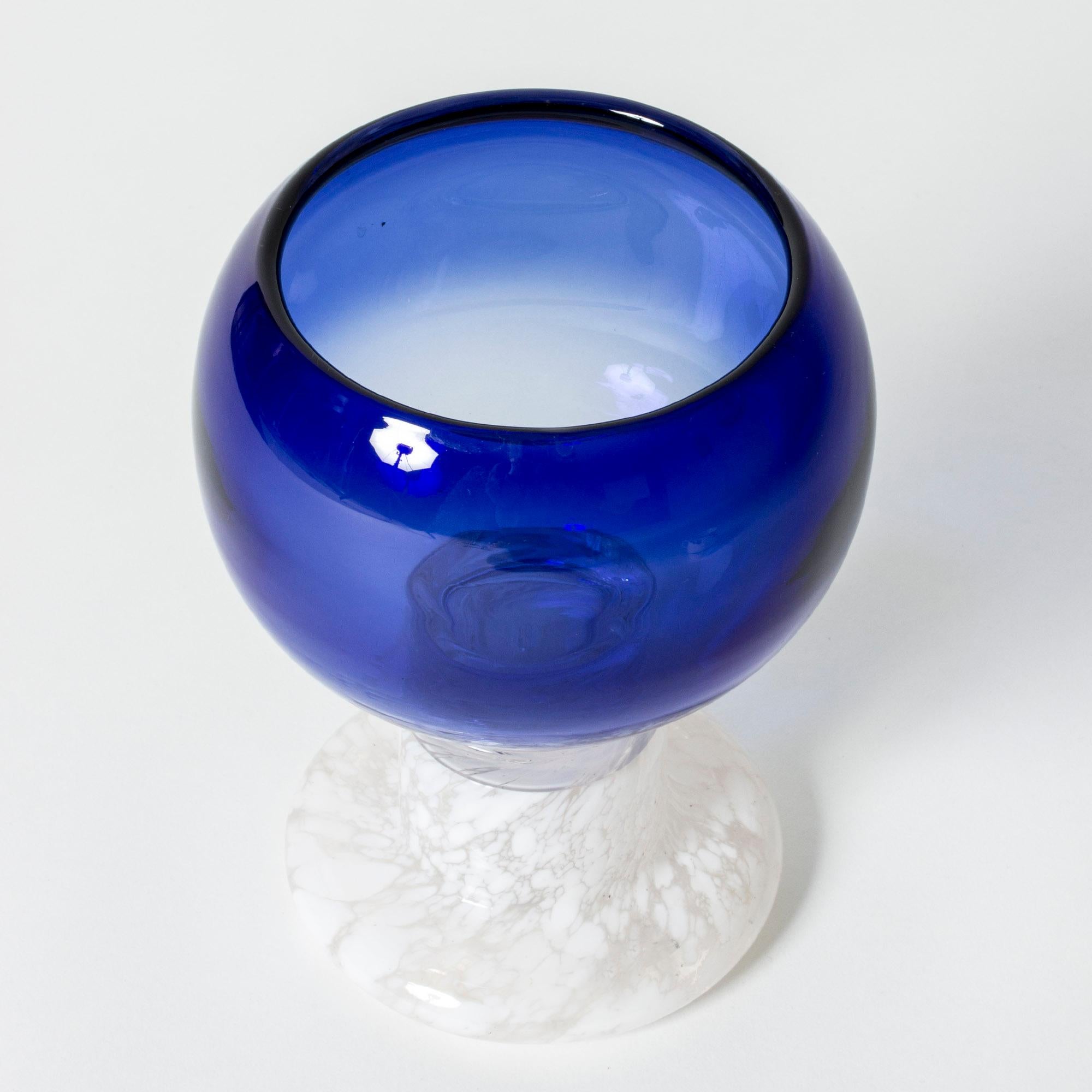 Glass “Pokaali” goblet by Kaj Franck. Vibrant blue glass bowl with a white base.