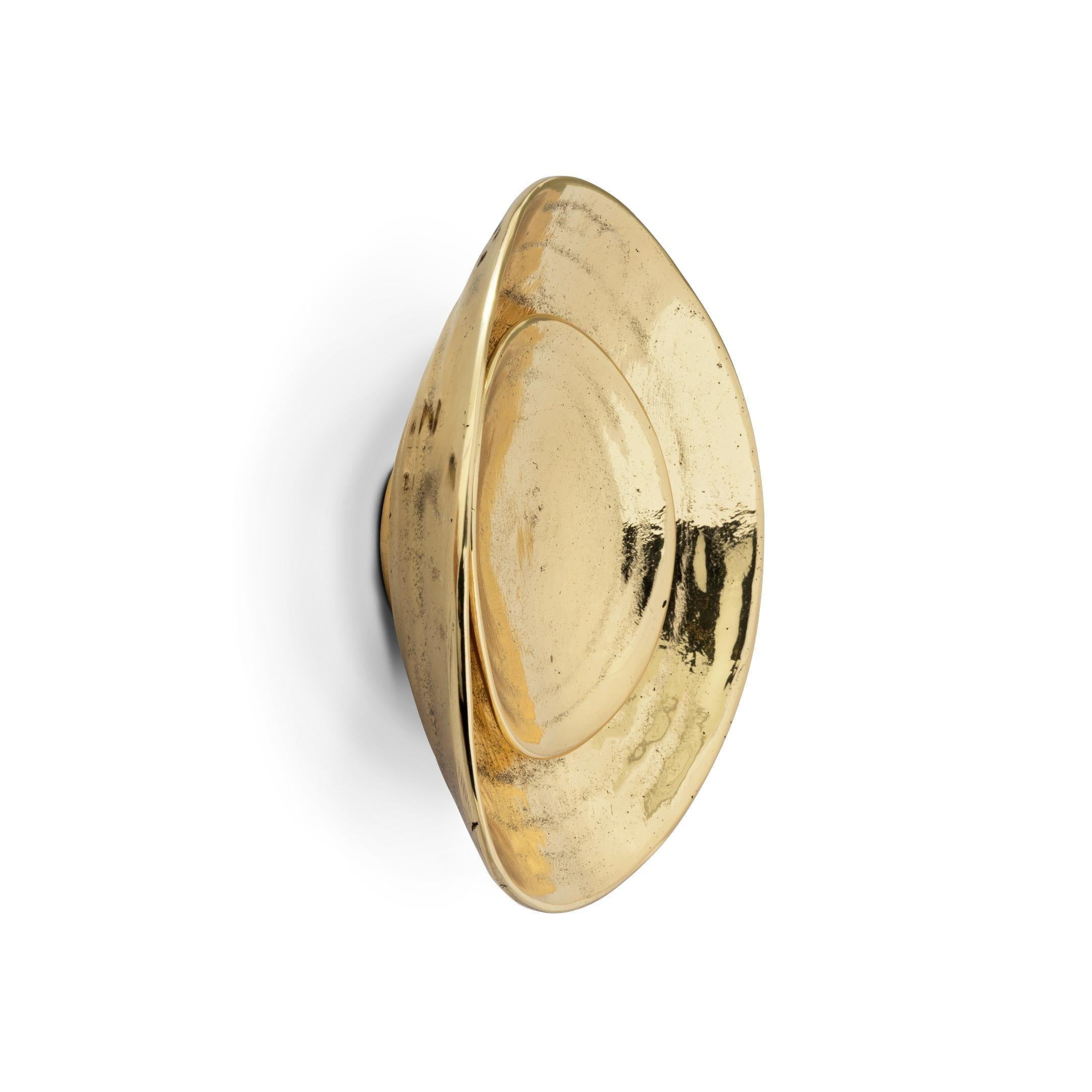 Poké Door Hardware resembles the very traditional and graceful bowls from Japan. A lavish technique that emerged centuries ago in Japan inspired this Door Lever, made by our artisans with a more contemporary approach to adorn your home and cabinetry.