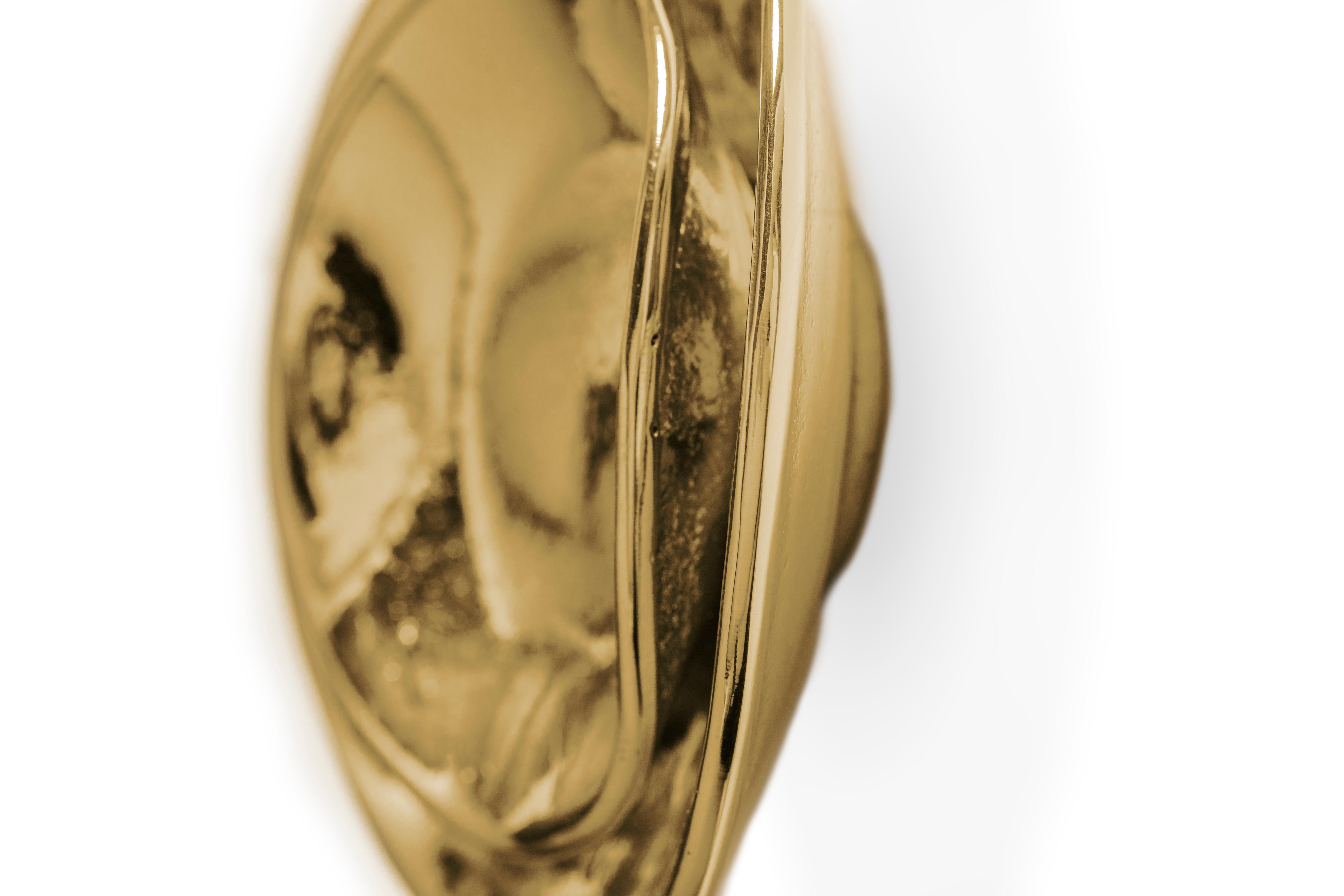 Poké Cabinet Hardware resembles the very traditional and graceful bowls from Japan. A lavish technique that emerged centuries ago in Japan inspired this Gold Drawer Handle, made by our artisans with a more contemporary approach to adorn your home